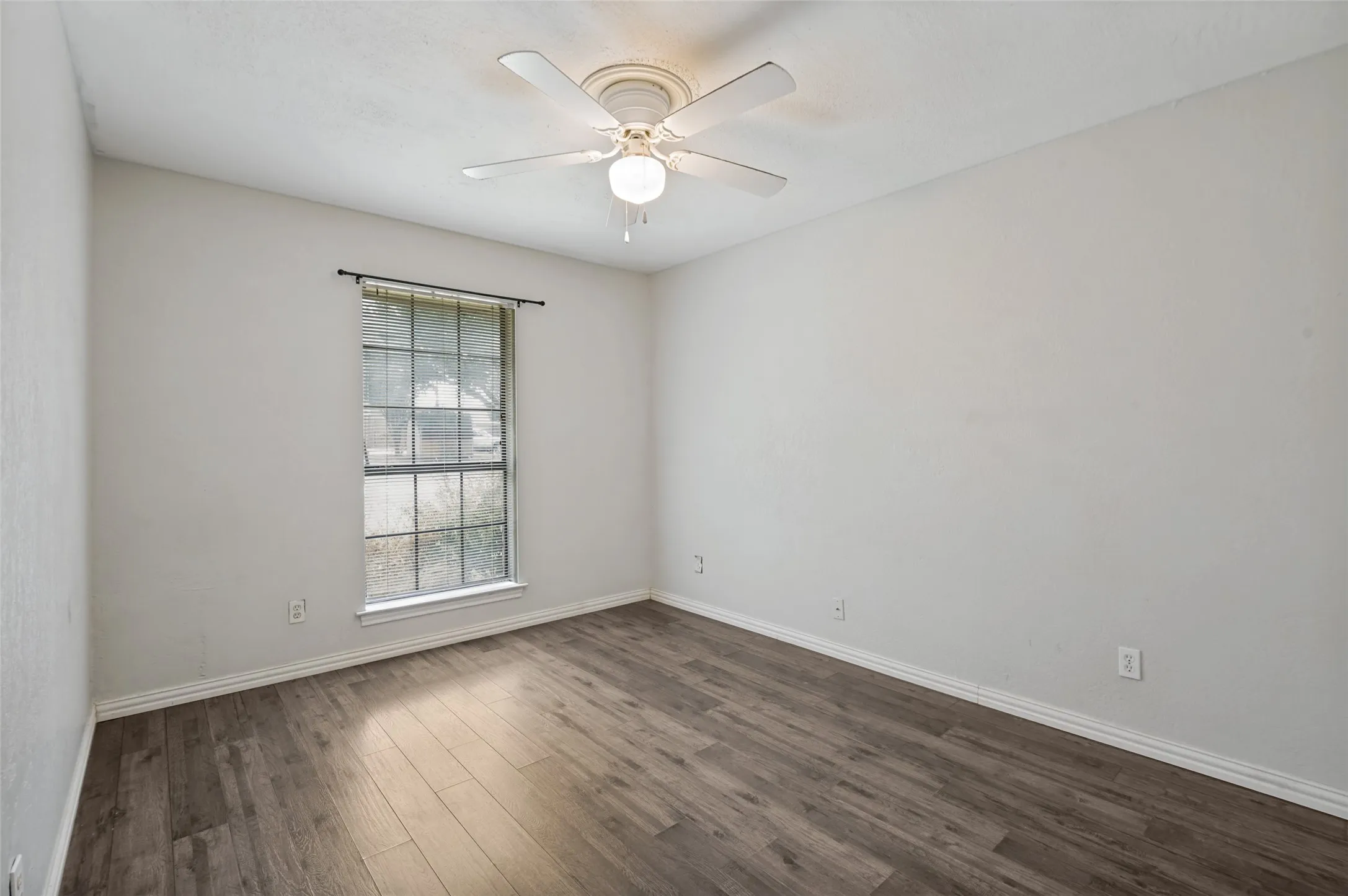 Single Family Residence For Sale in Denton County , 1006 Ridgeview, Carrollton, Texas 75007, 3 Bedroom, 2 Bathroom, 2 Garage spaces, 1,554 Sqft, built in 1983, mls#21358074, Real Estate Agent in Carrollton, Homes For Sale in Denton county, Homes For Sale in Carrollton, Realtor in Carrollton Texas, Real Estate Brokerage Independent Realty Texas, Luminita Cordes Realtor