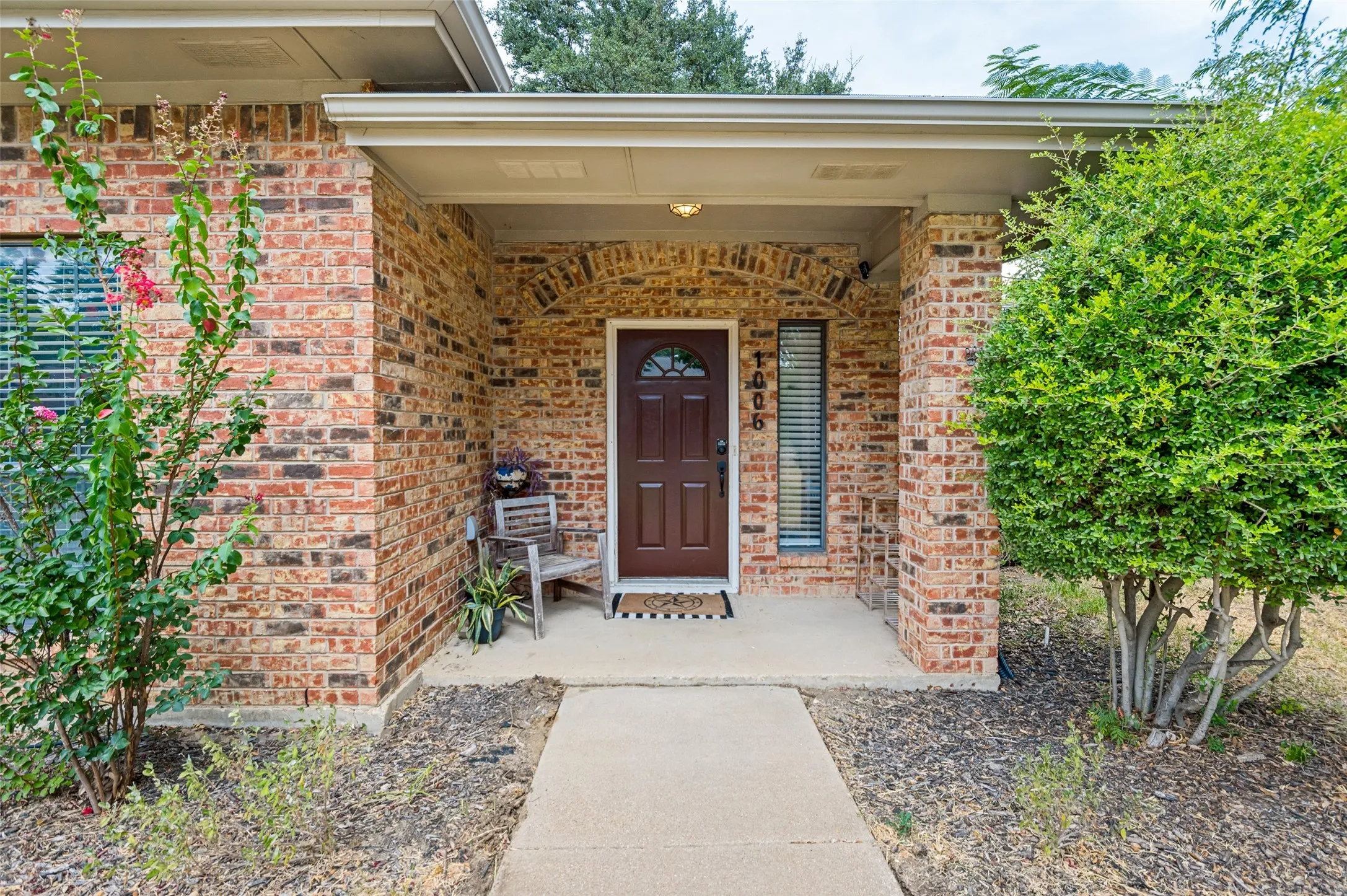 Single Family Residence For Sale in Denton County , 1006 Ridgeview, Carrollton, Texas 75007, 3 Bedroom, 2 Bathroom, 2 Garage spaces, 1,554 Sqft, built in 1983, mls#21358074, Real Estate Agent in Carrollton, Homes For Sale in Denton county, Homes For Sale in Carrollton, Realtor in Carrollton Texas, Real Estate Brokerage Independent Realty Texas, Luminita Cordes Realtor