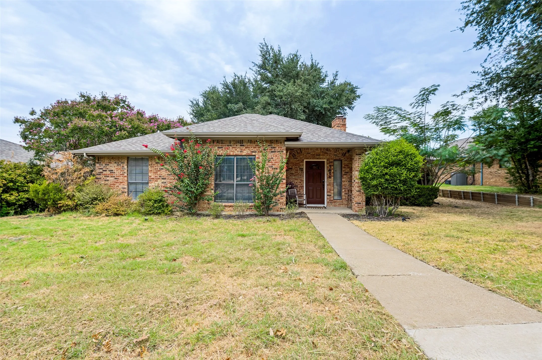 Single Family Residence For Sale in Denton County , 1006 Ridgeview, Carrollton, Texas 75007, 3 Bedroom, 2 Bathroom, 2 Garage spaces, 1,554 Sqft, built in 1983, mls#21358074, Real Estate Agent in Carrollton, Homes For Sale in Denton county, Homes For Sale in Carrollton, Realtor in Carrollton Texas, Real Estate Brokerage Independent Realty Texas, Luminita Cordes Realtor