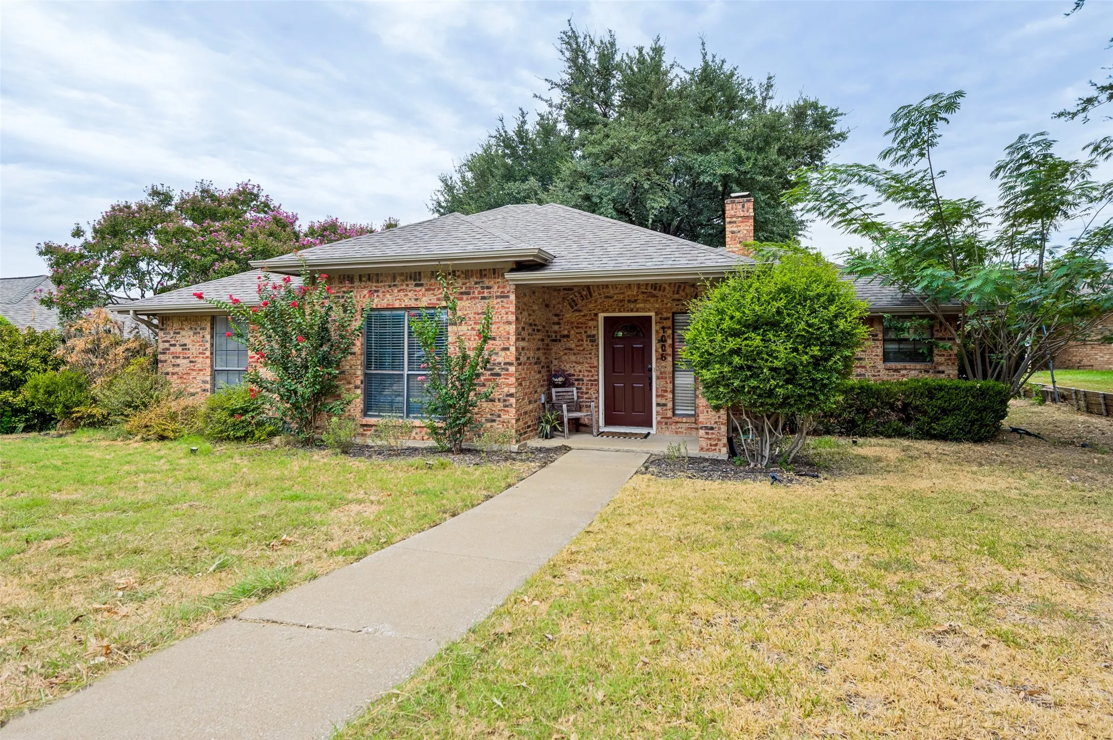 Single Family Residence For Sale in Denton County , 1006 Ridgeview, Carrollton, Texas 75007, 3 Bedroom, 2 Bathroom, 2 Garage spaces, 1,554 Sqft, built in 1983, mls#21358074, Real Estate Agent in Carrollton, Homes For Sale in Denton county, Homes For Sale in Carrollton, Realtor in Carrollton Texas, Real Estate Brokerage Independent Realty Texas, Luminita Cordes Realtor