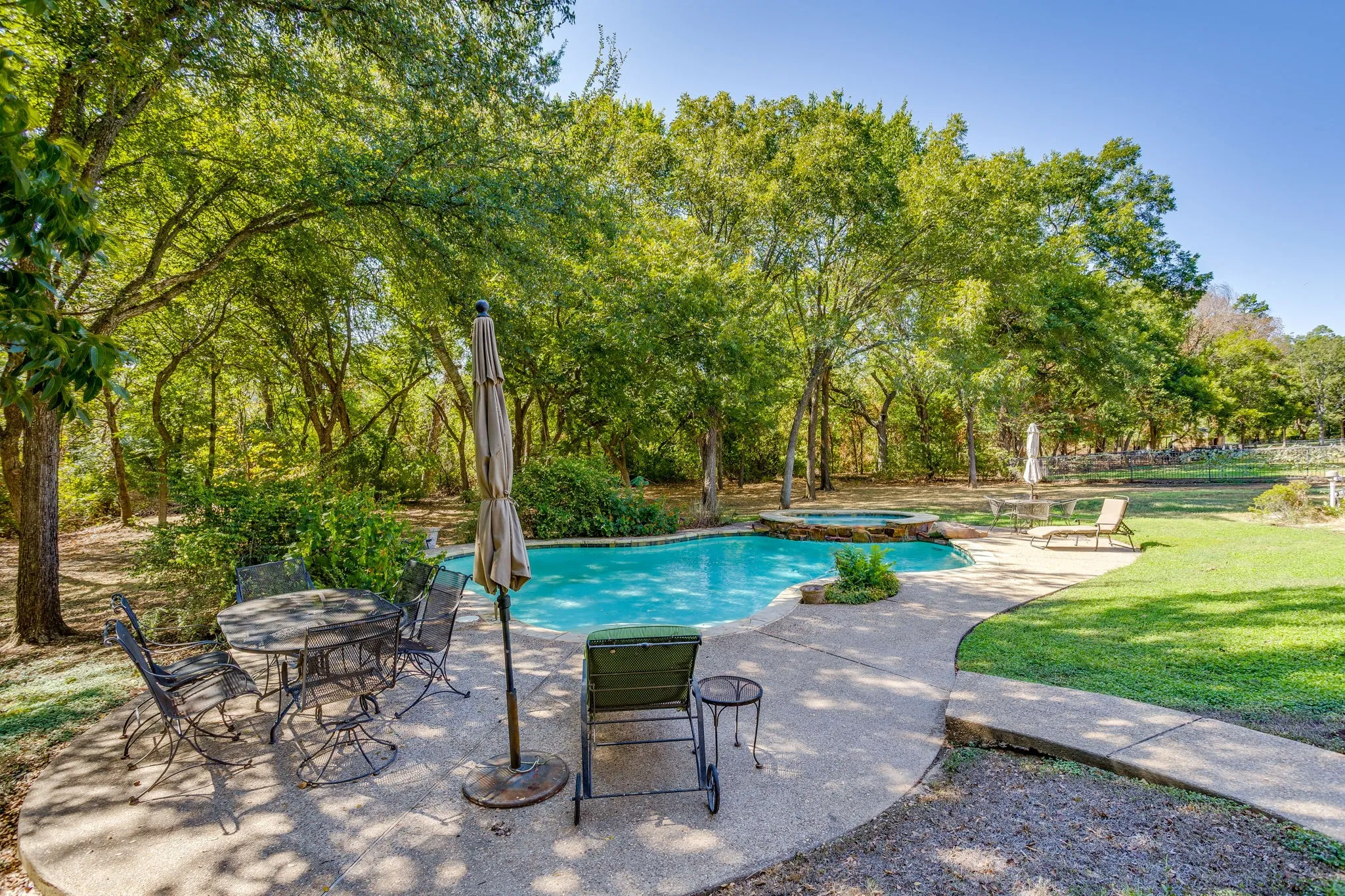 Single Family Residence For Sale in Parker County , 392 Creek Bend Drive, Aledo, Texas 76008, 4 Bedroom, 4 Bathroom, 3 Garage spaces, 3,997 Sqft, built in 2002, mls#21368243, Real Estate Agent in Aledo, Homes For Sale in Parker county, Homes For Sale in Aledo, Realtor in Aledo Texas, Real Estate Brokerage Independent Realty Texas, Luminita Cordes Realtor