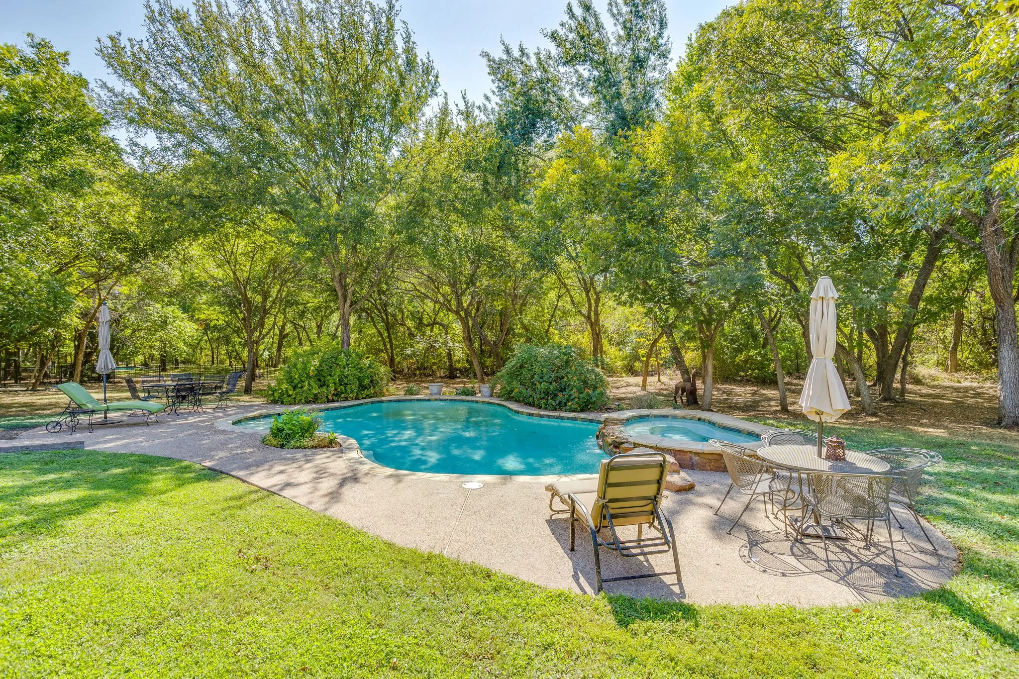 Single Family Residence For Sale in Parker County , 392 Creek Bend Drive, Aledo, Texas 76008, 4 Bedroom, 4 Bathroom, 3 Garage spaces, 3,997 Sqft, built in 2002, mls#21368243, Real Estate Agent in Aledo, Homes For Sale in Parker county, Homes For Sale in Aledo, Realtor in Aledo Texas, Real Estate Brokerage Independent Realty Texas, Luminita Cordes Realtor