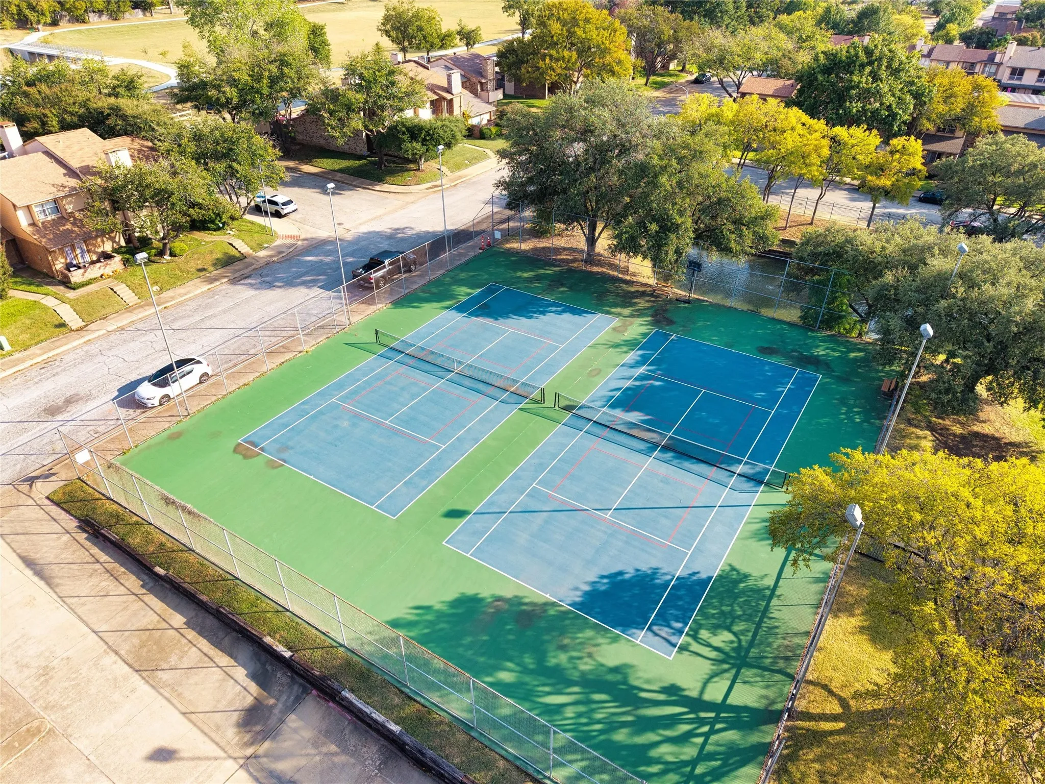 nearby tennis courts