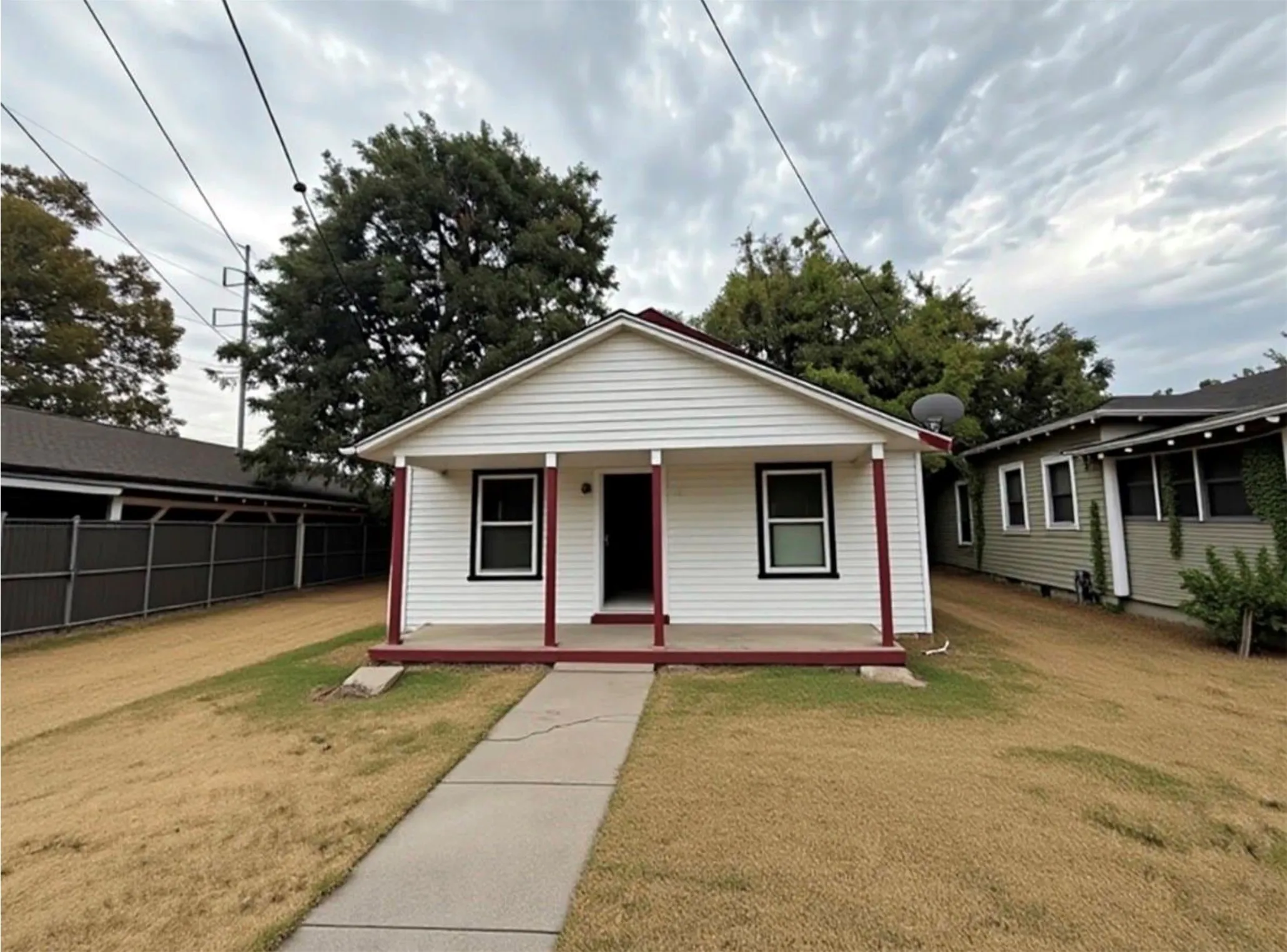 Single Family Residence For Rent in Dallas County , 2738 Lawrence Street, Dallas, Texas 75215, 4 Bedroom, 2 Bathroom, Garage spaces, 1,248 Sqft, built in 1923, mls#21371248, Real Estate Agent in Dallas, Homes For Rent in Dallas county, Homes For Rent in Dallas, Realtor in Dallas Texas, Real Estate Brokerage Independent Realty Texas, Luminita Cordes Realtor