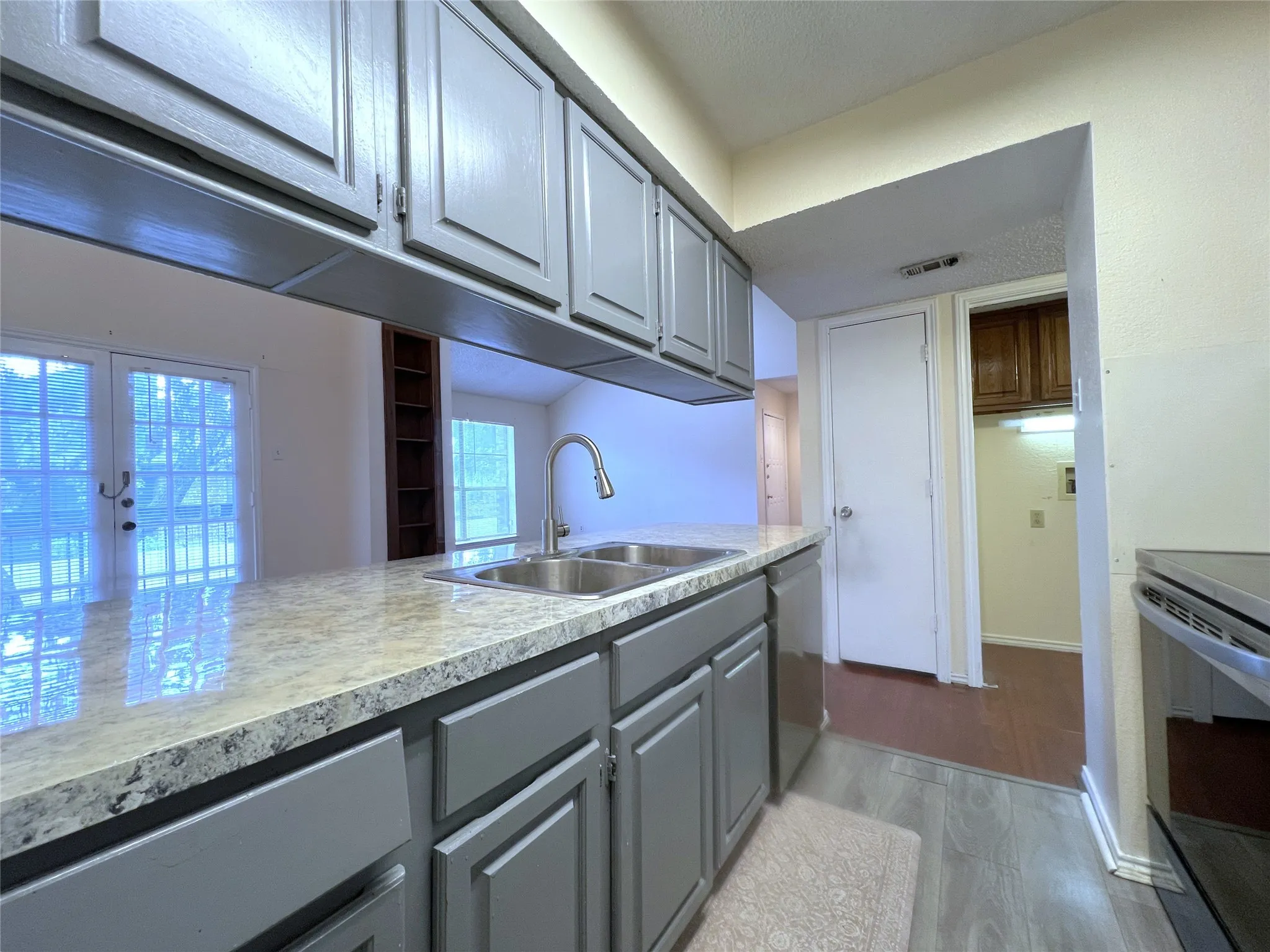 Condominium For Sale in Dallas County , 7525 Holly Hill Drive 10, Dallas, Texas 75231, 2 Bedroom, 2 Bathroom, Garage spaces, 1,069 Sqft, built in 1980, mls#21367869, Real Estate Agent in Dallas, Homes For Sale in Dallas county, Homes For Sale in Dallas, Realtor in Dallas Texas, Real Estate Brokerage Independent Realty Texas, Luminita Cordes Realtor