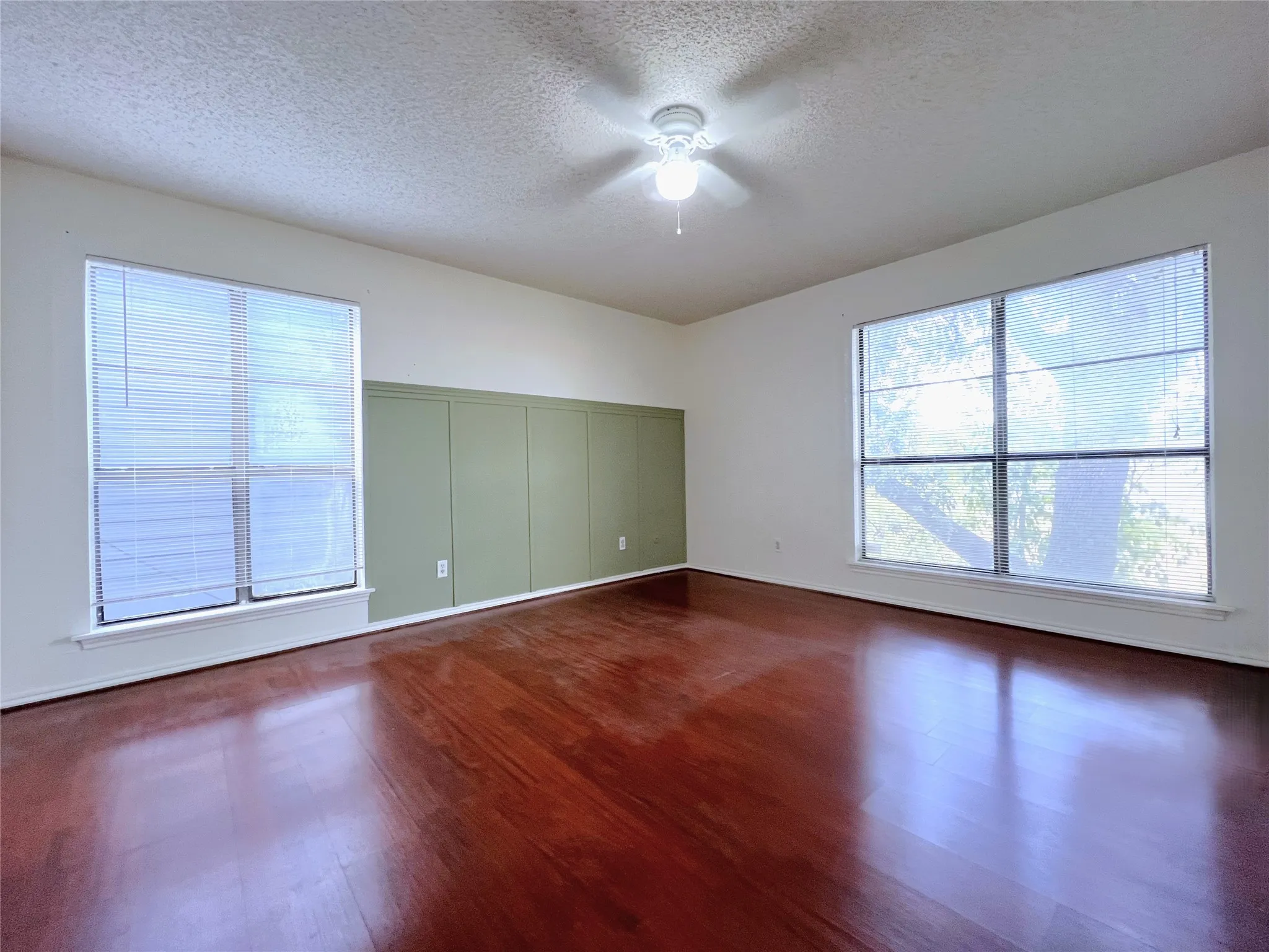 Condominium For Sale in Dallas County , 7525 Holly Hill Drive 10, Dallas, Texas 75231, 2 Bedroom, 2 Bathroom, Garage spaces, 1,069 Sqft, built in 1980, mls#21367869, Real Estate Agent in Dallas, Homes For Sale in Dallas county, Homes For Sale in Dallas, Realtor in Dallas Texas, Real Estate Brokerage Independent Realty Texas, Luminita Cordes Realtor