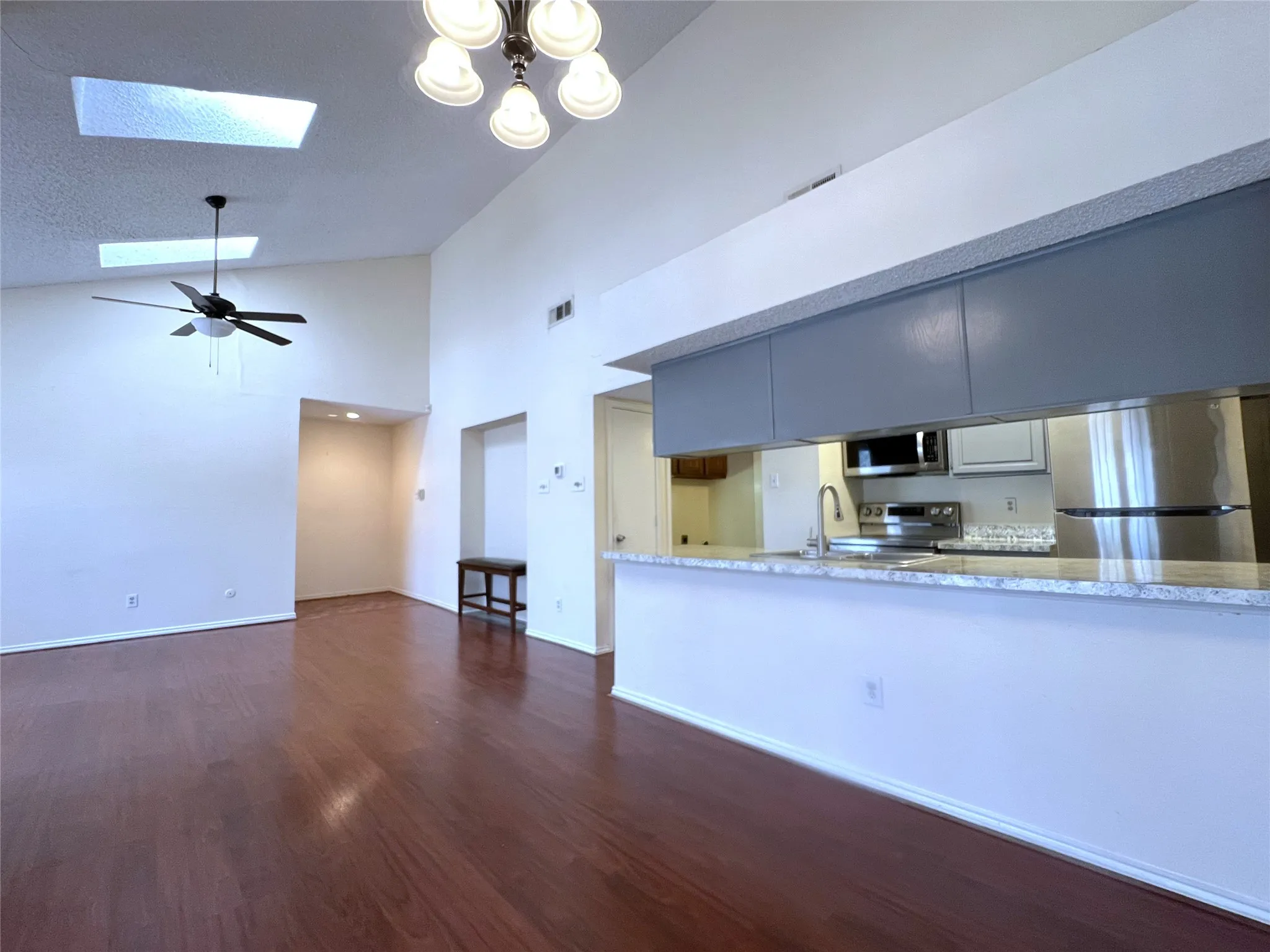 Condominium For Sale in Dallas County , 7525 Holly Hill Drive 10, Dallas, Texas 75231, 2 Bedroom, 2 Bathroom, Garage spaces, 1,069 Sqft, built in 1980, mls#21367869, Real Estate Agent in Dallas, Homes For Sale in Dallas county, Homes For Sale in Dallas, Realtor in Dallas Texas, Real Estate Brokerage Independent Realty Texas, Luminita Cordes Realtor
