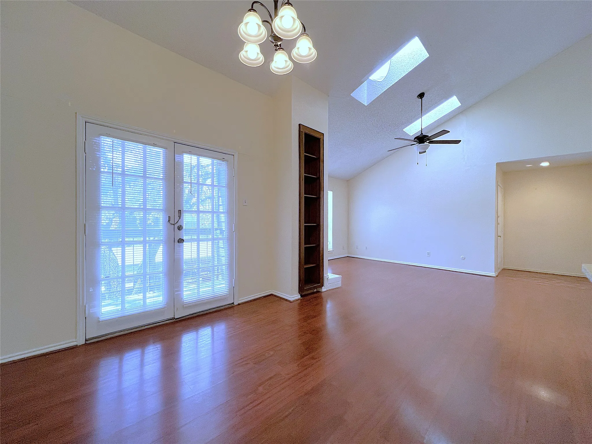 Condominium For Sale in Dallas County , 7525 Holly Hill Drive 10, Dallas, Texas 75231, 2 Bedroom, 2 Bathroom, Garage spaces, 1,069 Sqft, built in 1980, mls#21367869, Real Estate Agent in Dallas, Homes For Sale in Dallas county, Homes For Sale in Dallas, Realtor in Dallas Texas, Real Estate Brokerage Independent Realty Texas, Luminita Cordes Realtor
