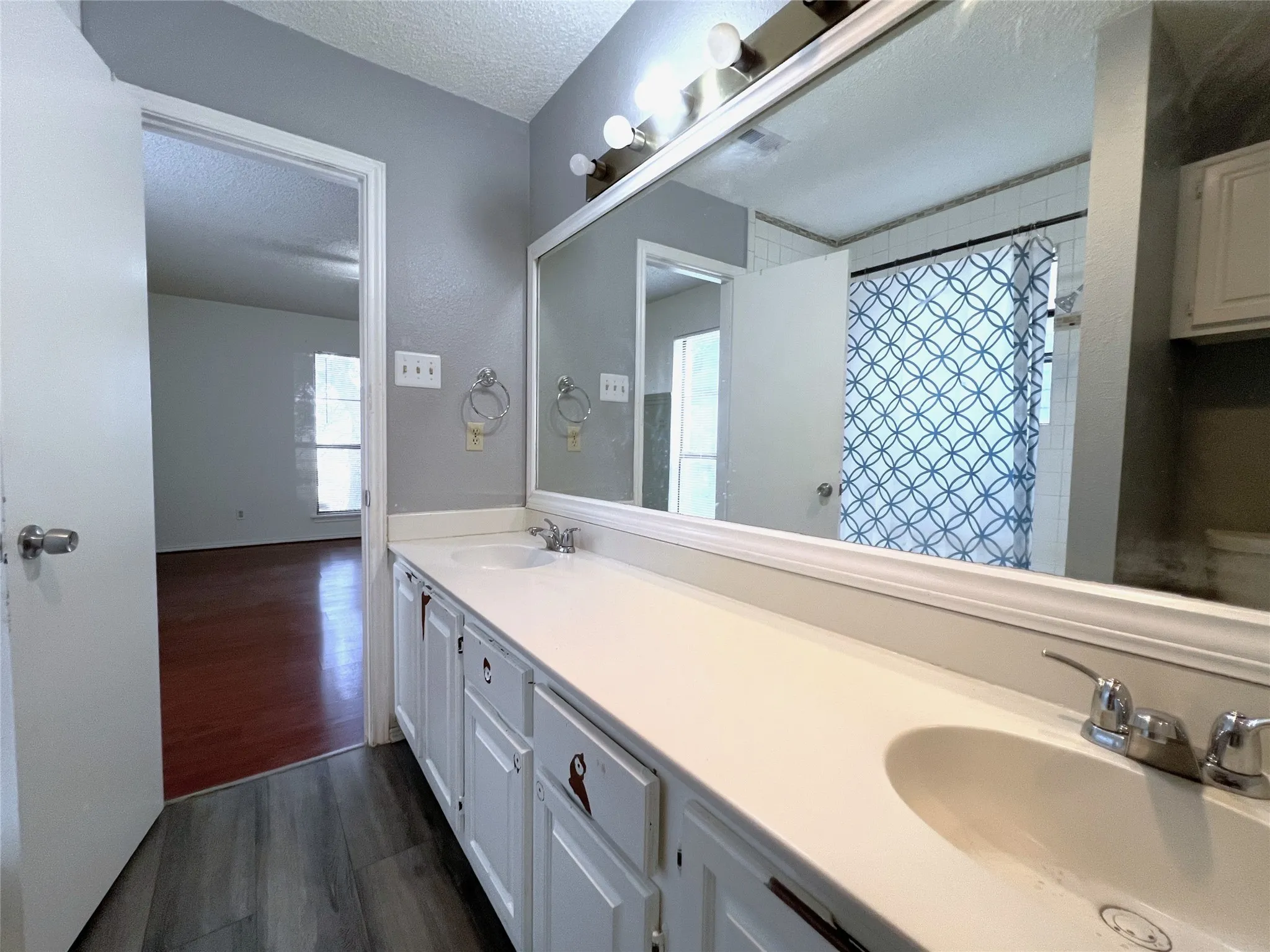 Condominium For Sale in Dallas County , 7525 Holly Hill Drive 10, Dallas, Texas 75231, 2 Bedroom, 2 Bathroom, Garage spaces, 1,069 Sqft, built in 1980, mls#21367869, Real Estate Agent in Dallas, Homes For Sale in Dallas county, Homes For Sale in Dallas, Realtor in Dallas Texas, Real Estate Brokerage Independent Realty Texas, Luminita Cordes Realtor