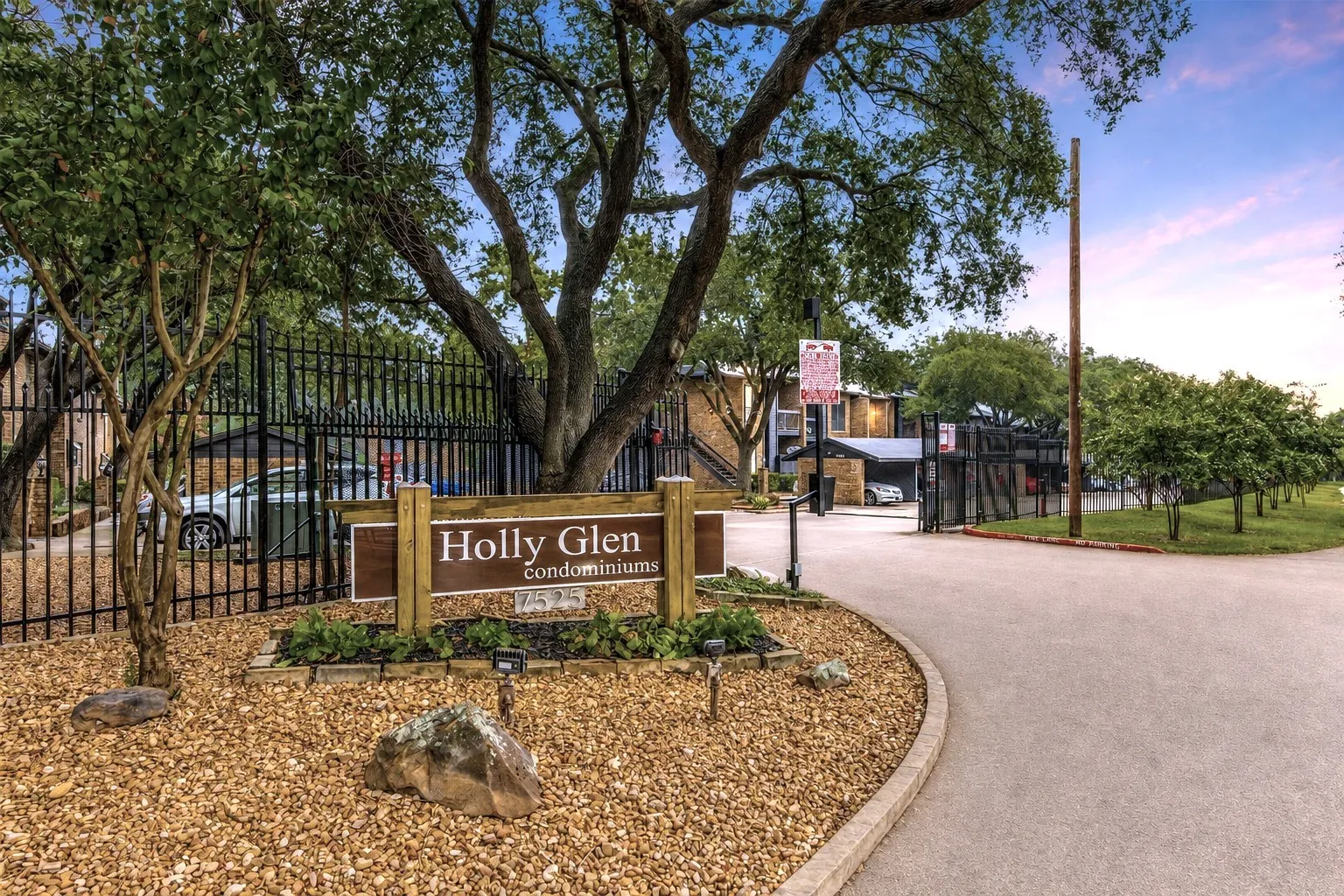 Condominium For Sale in Dallas County , 7525 Holly Hill Drive 10, Dallas, Texas 75231, 2 Bedroom, 2 Bathroom, Garage spaces, 1,069 Sqft, built in 1980, mls#21367869, Real Estate Agent in Dallas, Homes For Sale in Dallas county, Homes For Sale in Dallas, Realtor in Dallas Texas, Real Estate Brokerage Independent Realty Texas, Luminita Cordes Realtor