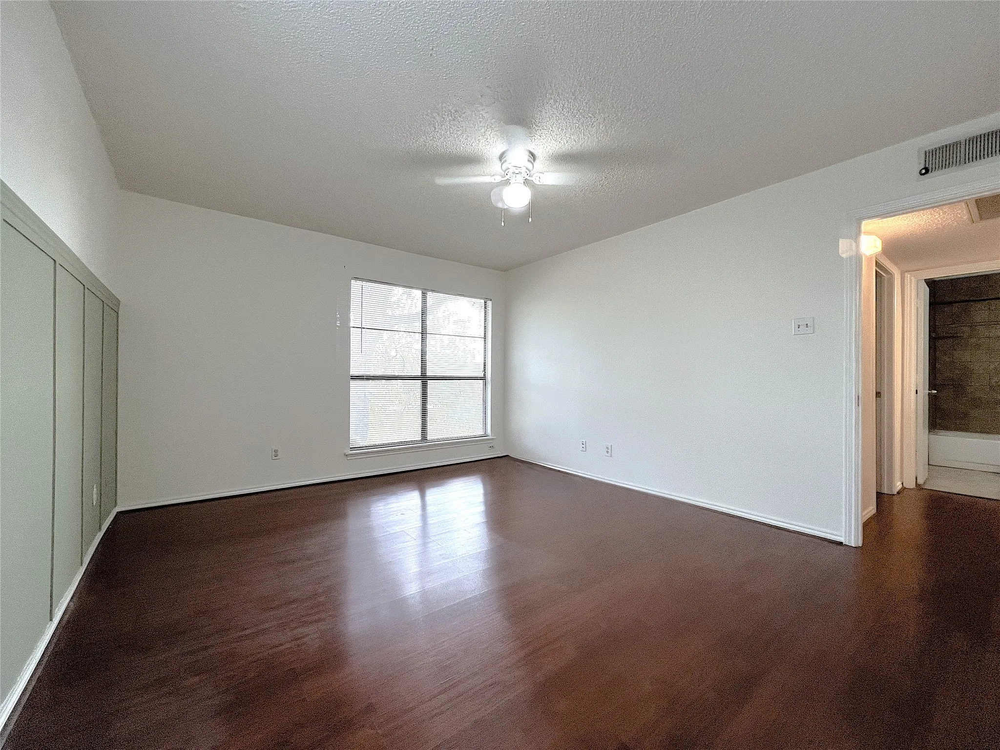 Condominium For Sale in Dallas County , 7525 Holly Hill Drive 10, Dallas, Texas 75231, 2 Bedroom, 2 Bathroom, Garage spaces, 1,069 Sqft, built in 1980, mls#21367869, Real Estate Agent in Dallas, Homes For Sale in Dallas county, Homes For Sale in Dallas, Realtor in Dallas Texas, Real Estate Brokerage Independent Realty Texas, Luminita Cordes Realtor