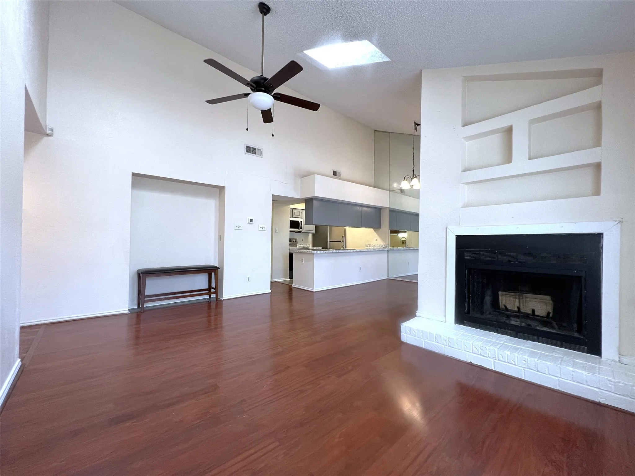 Condominium For Sale in Dallas County , 7525 Holly Hill Drive 10, Dallas, Texas 75231, 2 Bedroom, 2 Bathroom, Garage spaces, 1,069 Sqft, built in 1980, mls#21367869, Real Estate Agent in Dallas, Homes For Sale in Dallas county, Homes For Sale in Dallas, Realtor in Dallas Texas, Real Estate Brokerage Independent Realty Texas, Luminita Cordes Realtor