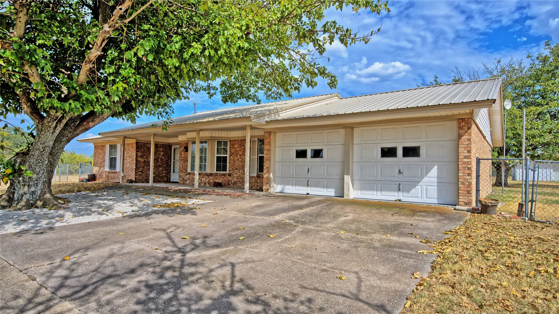 Single Family Residence For Sale in Montague County , 437 Jakes Road, Bowie, Texas 76230, 3 Bedroom, 2 Bathroom, 2 Garage spaces, 1,781 Sqft, built in 1976, mls#21371170, Real Estate Agent in Bowie, Homes For Sale in Montague county, Homes For Sale in Bowie, Realtor in Bowie Texas, Real Estate Brokerage Independent Realty Texas, Luminita Cordes Realtor