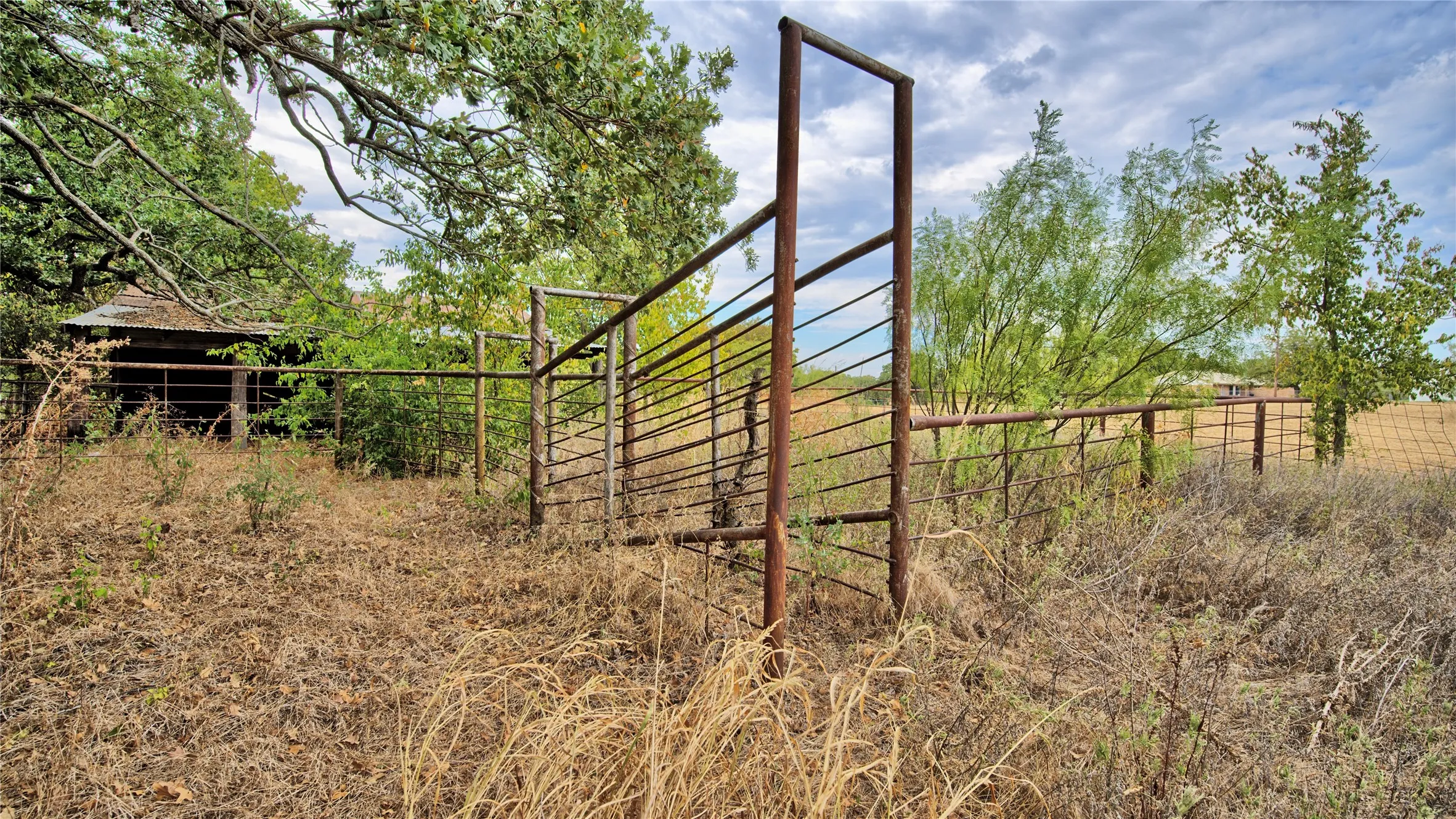 Single Family Residence For Sale in Montague County , 437 Jakes Road, Bowie, Texas 76230, 3 Bedroom, 2 Bathroom, 2 Garage spaces, 1,781 Sqft, built in 1976, mls#21371170, Real Estate Agent in Bowie, Homes For Sale in Montague county, Homes For Sale in Bowie, Realtor in Bowie Texas, Real Estate Brokerage Independent Realty Texas, Luminita Cordes Realtor