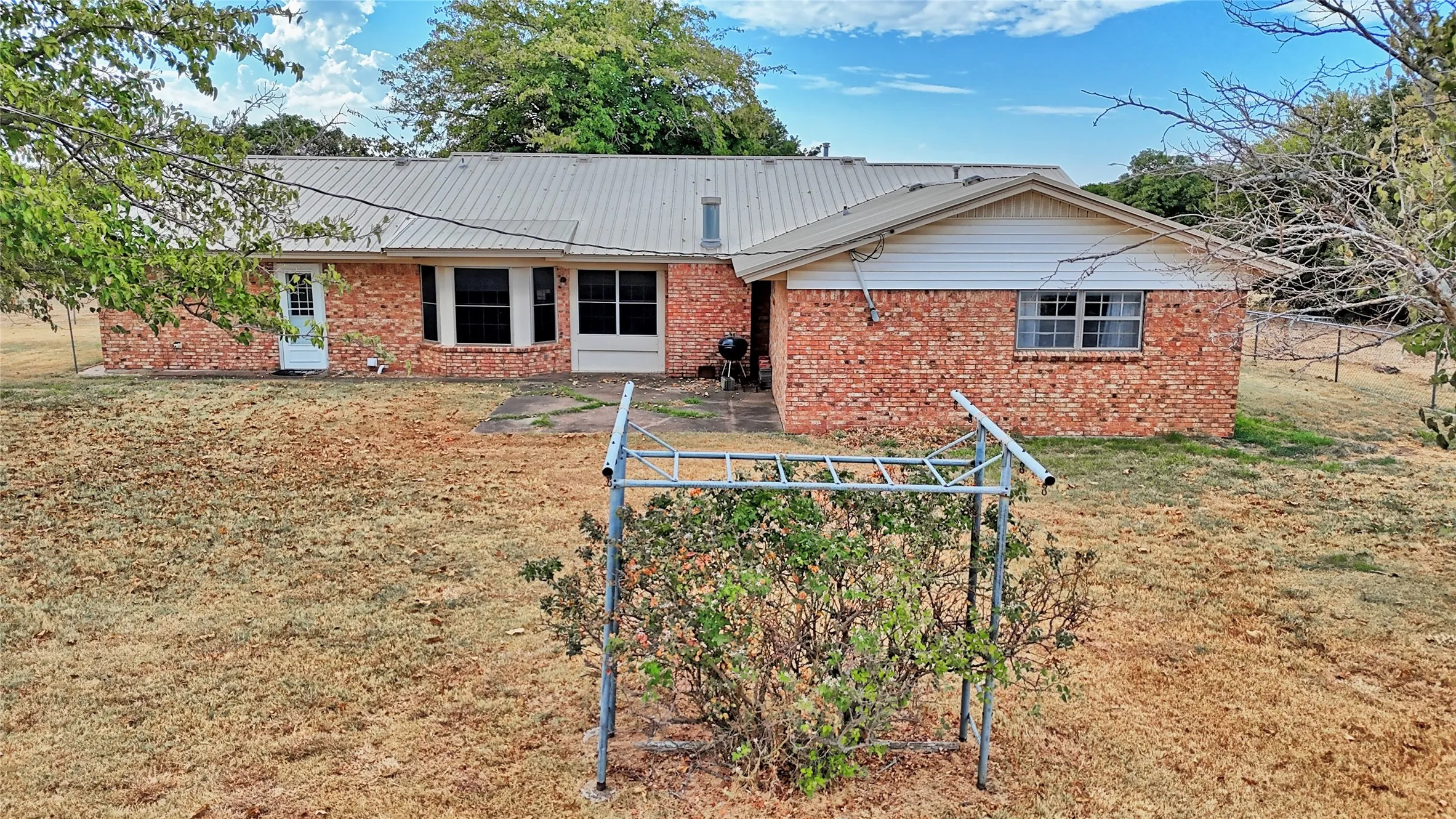 Single Family Residence For Sale in Montague County , 437 Jakes Road, Bowie, Texas 76230, 3 Bedroom, 2 Bathroom, 2 Garage spaces, 1,781 Sqft, built in 1976, mls#21371170, Real Estate Agent in Bowie, Homes For Sale in Montague county, Homes For Sale in Bowie, Realtor in Bowie Texas, Real Estate Brokerage Independent Realty Texas, Luminita Cordes Realtor