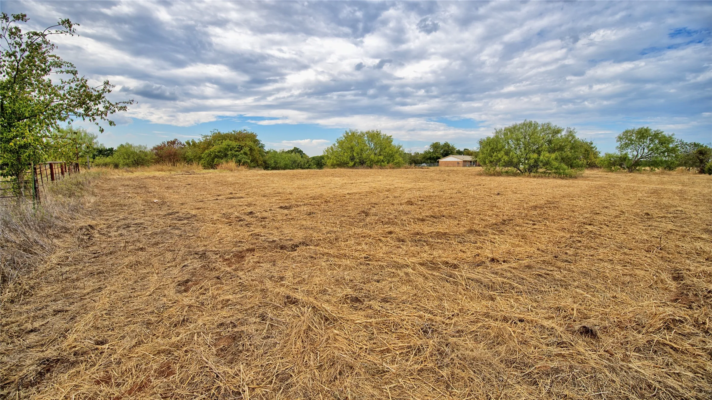 Single Family Residence For Sale in Montague County , 437 Jakes Road, Bowie, Texas 76230, 3 Bedroom, 2 Bathroom, 2 Garage spaces, 1,781 Sqft, built in 1976, mls#21371170, Real Estate Agent in Bowie, Homes For Sale in Montague county, Homes For Sale in Bowie, Realtor in Bowie Texas, Real Estate Brokerage Independent Realty Texas, Luminita Cordes Realtor