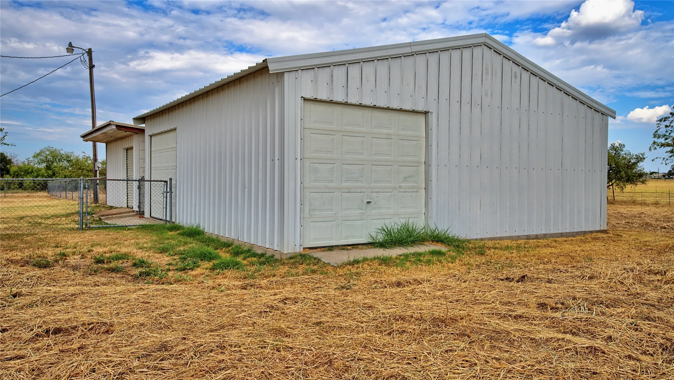 Single Family Residence For Sale in Montague County , 437 Jakes Road, Bowie, Texas 76230, 3 Bedroom, 2 Bathroom, 2 Garage spaces, 1,781 Sqft, built in 1976, mls#21371170, Real Estate Agent in Bowie, Homes For Sale in Montague county, Homes For Sale in Bowie, Realtor in Bowie Texas, Real Estate Brokerage Independent Realty Texas, Luminita Cordes Realtor