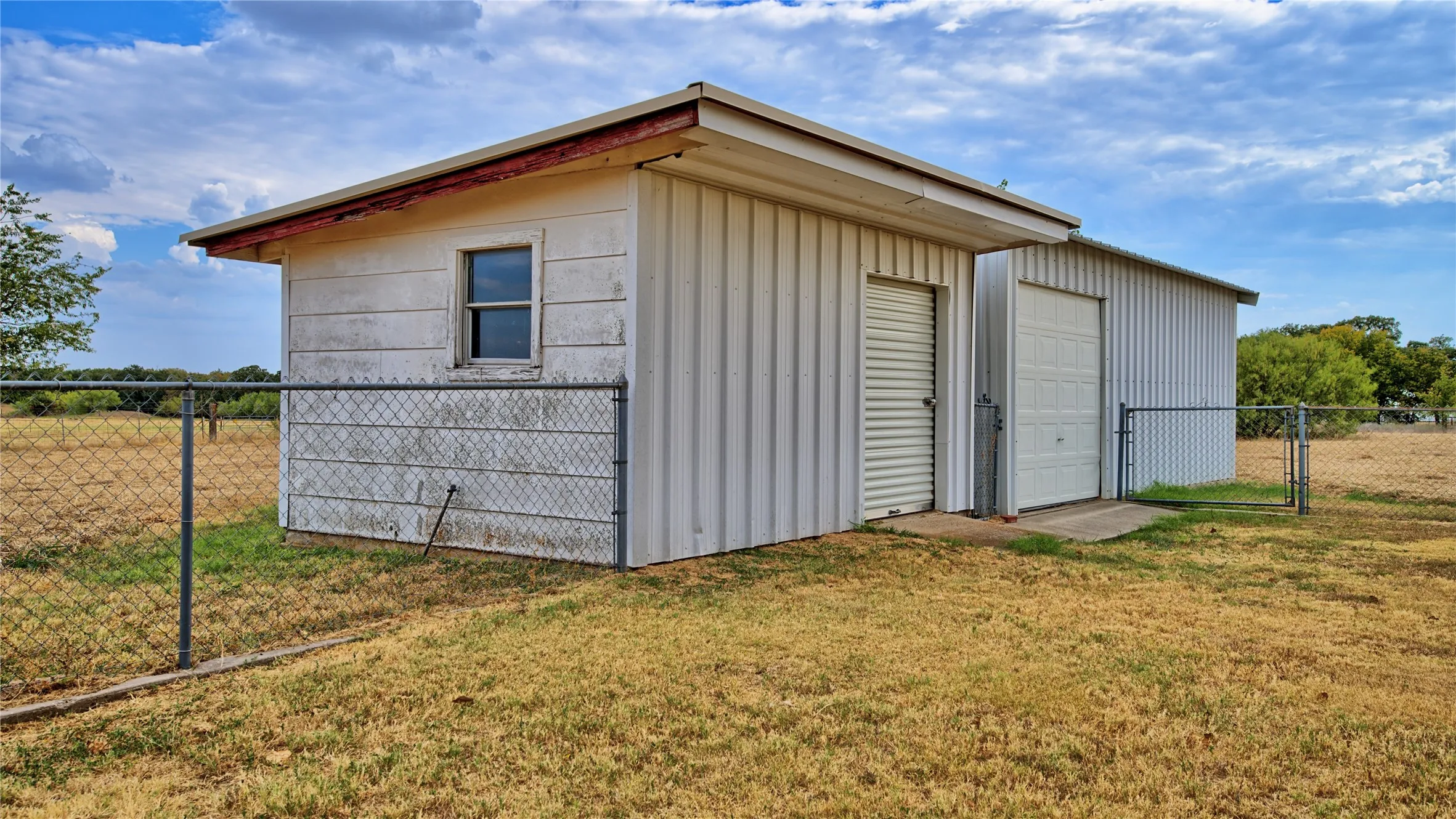 Single Family Residence For Sale in Montague County , 437 Jakes Road, Bowie, Texas 76230, 3 Bedroom, 2 Bathroom, 2 Garage spaces, 1,781 Sqft, built in 1976, mls#21371170, Real Estate Agent in Bowie, Homes For Sale in Montague county, Homes For Sale in Bowie, Realtor in Bowie Texas, Real Estate Brokerage Independent Realty Texas, Luminita Cordes Realtor