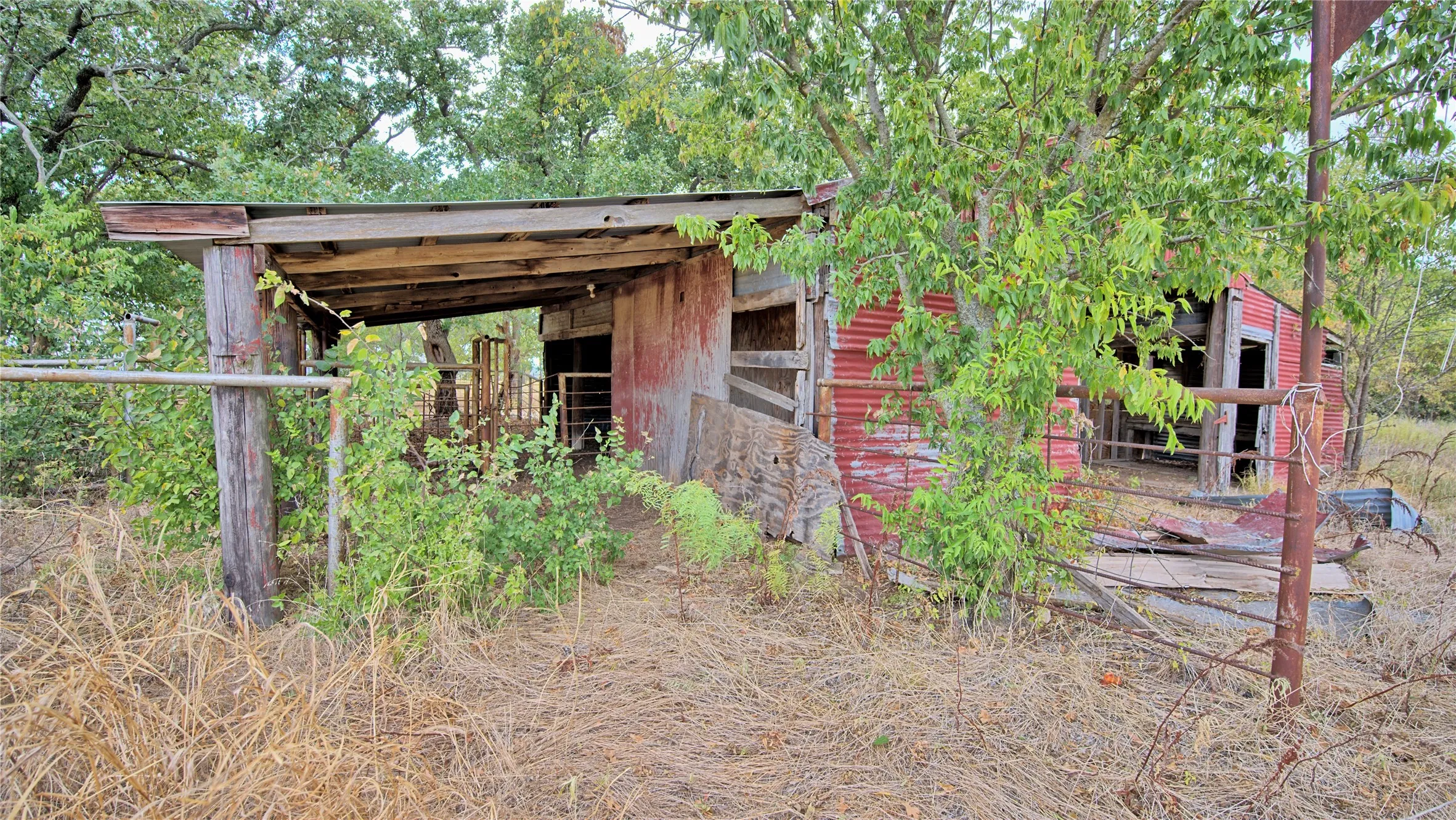 Single Family Residence For Sale in Montague County , 437 Jakes Road, Bowie, Texas 76230, 3 Bedroom, 2 Bathroom, 2 Garage spaces, 1,781 Sqft, built in 1976, mls#21371170, Real Estate Agent in Bowie, Homes For Sale in Montague county, Homes For Sale in Bowie, Realtor in Bowie Texas, Real Estate Brokerage Independent Realty Texas, Luminita Cordes Realtor