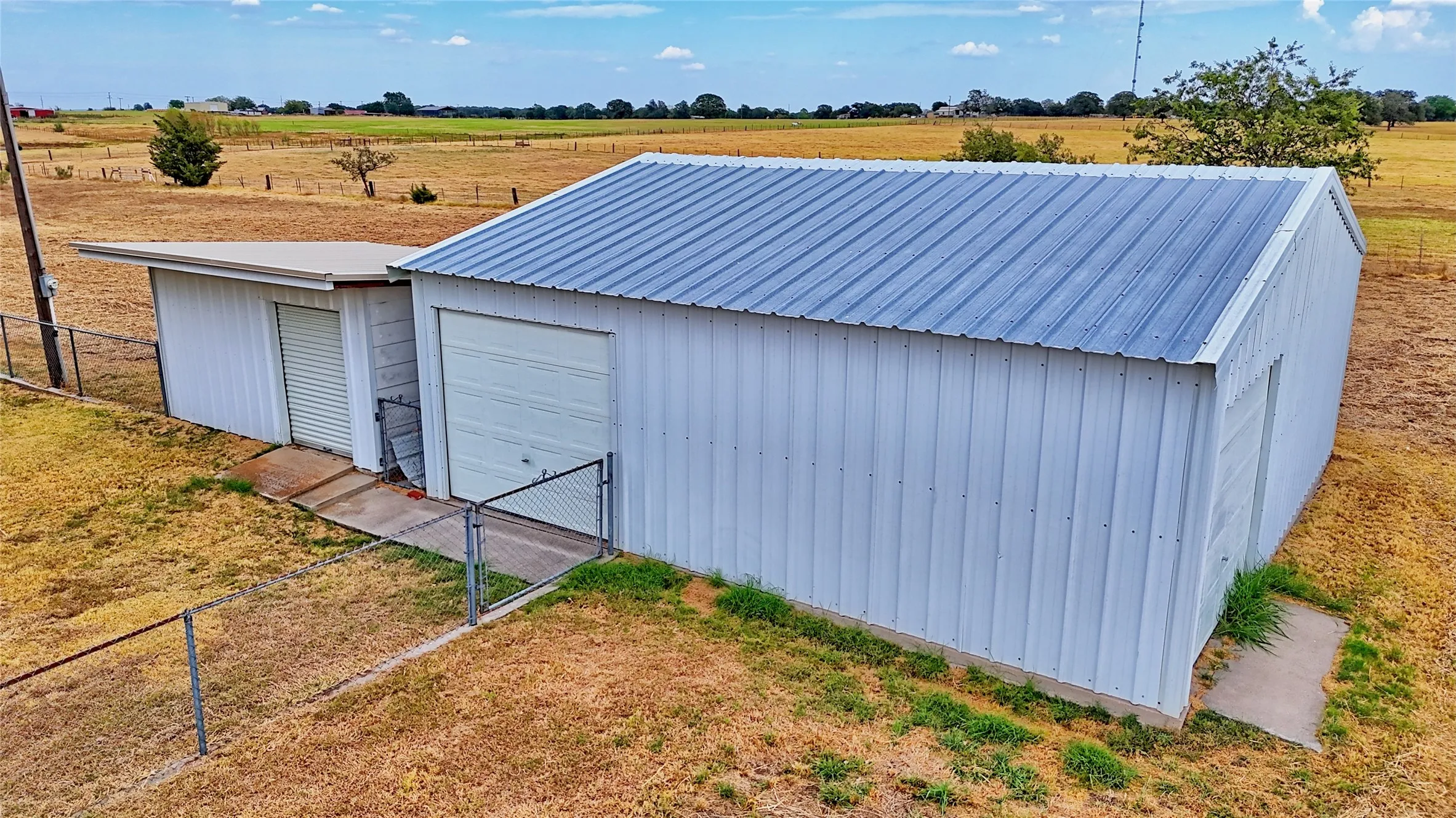 Single Family Residence For Sale in Montague County , 437 Jakes Road, Bowie, Texas 76230, 3 Bedroom, 2 Bathroom, 2 Garage spaces, 1,781 Sqft, built in 1976, mls#21371170, Real Estate Agent in Bowie, Homes For Sale in Montague county, Homes For Sale in Bowie, Realtor in Bowie Texas, Real Estate Brokerage Independent Realty Texas, Luminita Cordes Realtor