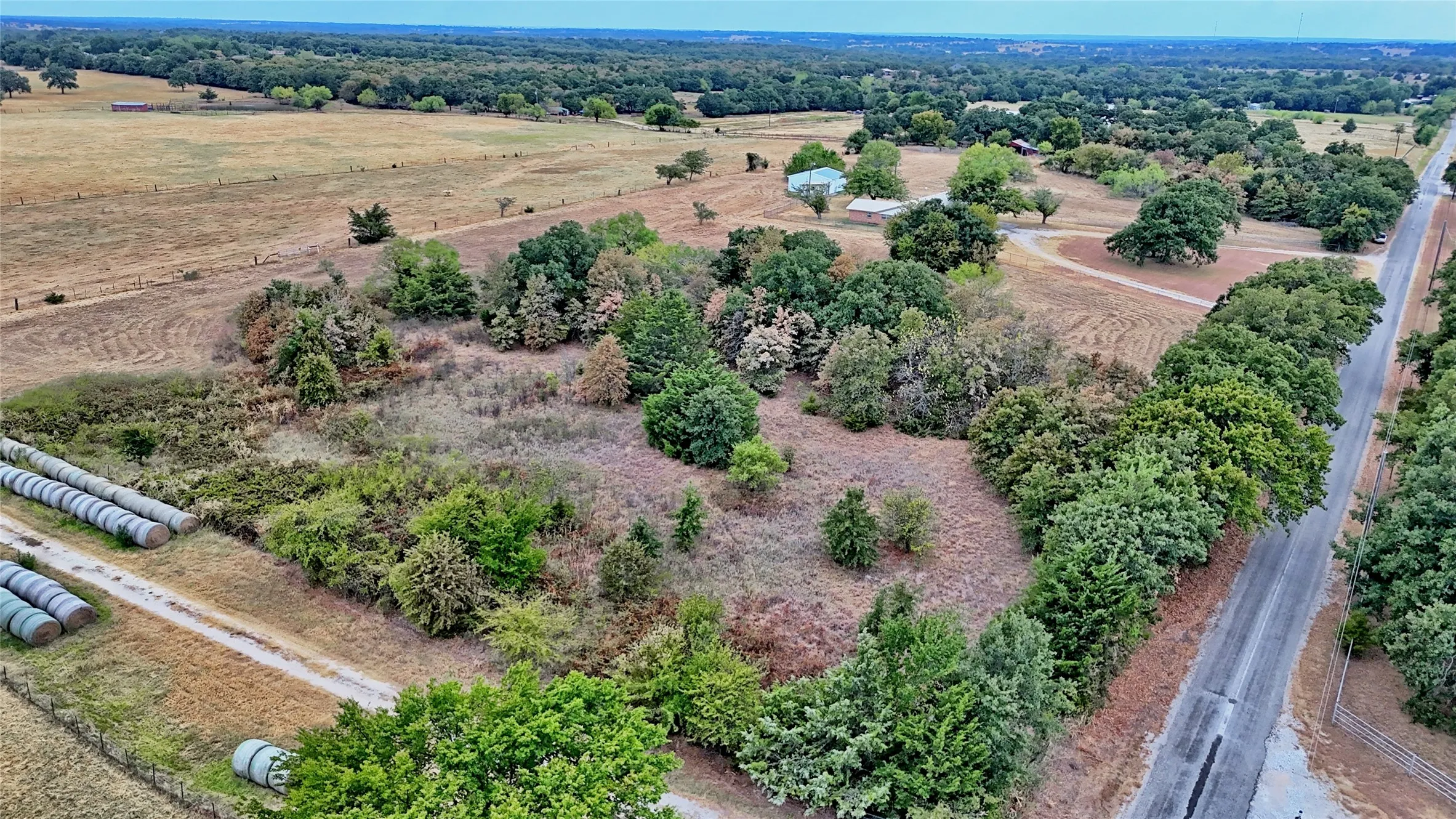 Single Family Residence For Sale in Montague County , 437 Jakes Road, Bowie, Texas 76230, 3 Bedroom, 2 Bathroom, 2 Garage spaces, 1,781 Sqft, built in 1976, mls#21371170, Real Estate Agent in Bowie, Homes For Sale in Montague county, Homes For Sale in Bowie, Realtor in Bowie Texas, Real Estate Brokerage Independent Realty Texas, Luminita Cordes Realtor