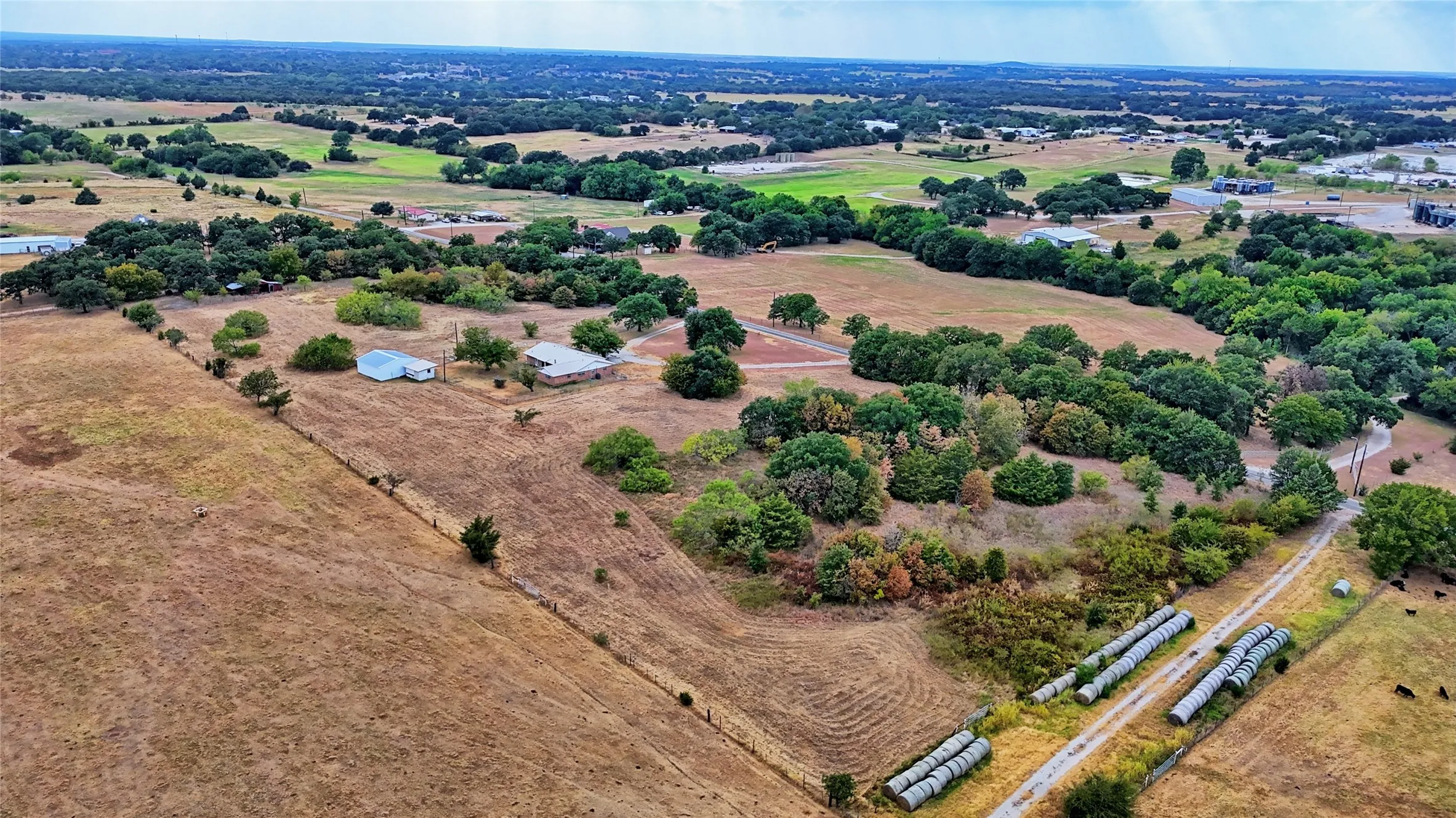 Single Family Residence For Sale in Montague County , 437 Jakes Road, Bowie, Texas 76230, 3 Bedroom, 2 Bathroom, 2 Garage spaces, 1,781 Sqft, built in 1976, mls#21371170, Real Estate Agent in Bowie, Homes For Sale in Montague county, Homes For Sale in Bowie, Realtor in Bowie Texas, Real Estate Brokerage Independent Realty Texas, Luminita Cordes Realtor
