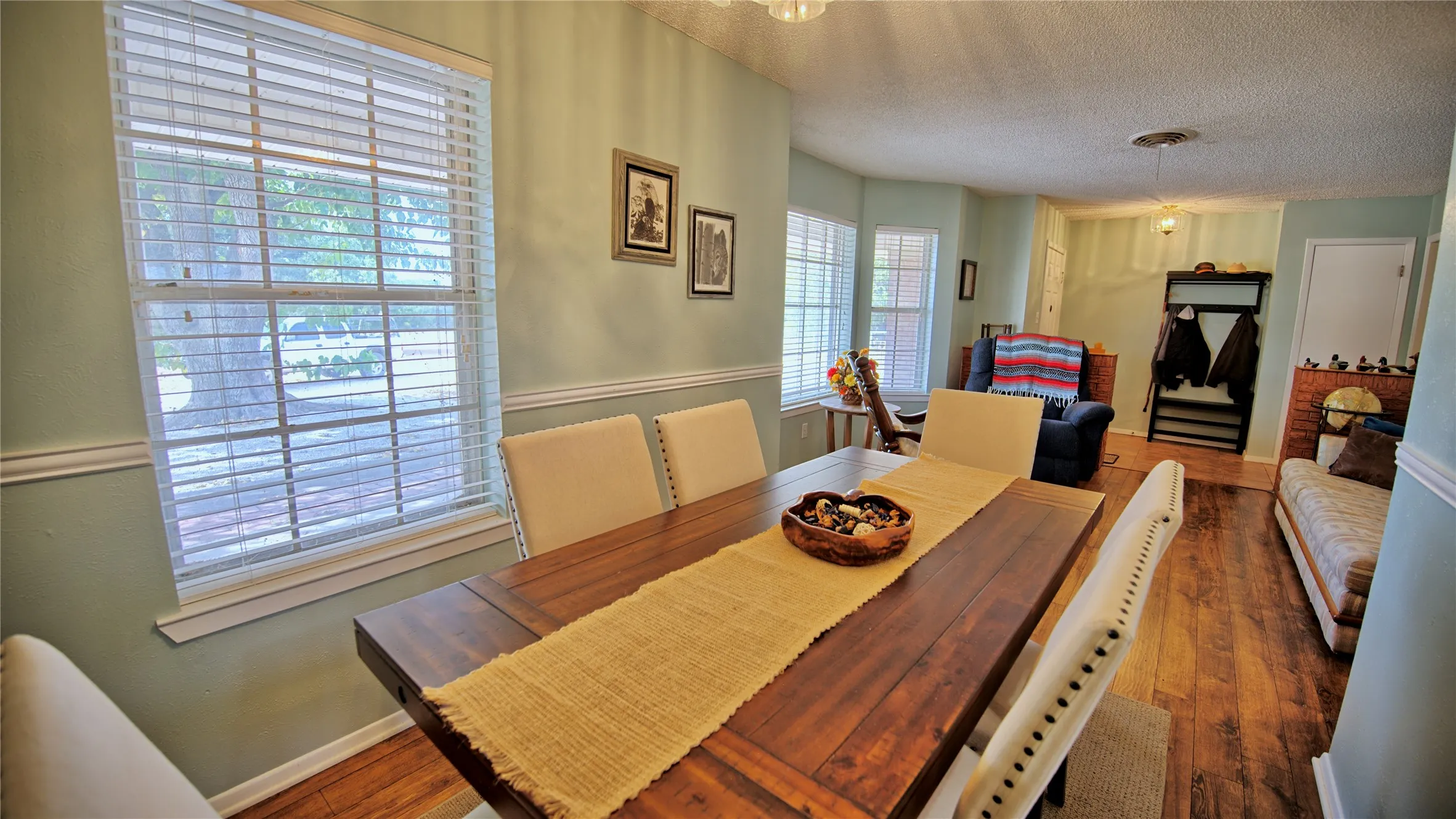 Single Family Residence For Sale in Montague County , 437 Jakes Road, Bowie, Texas 76230, 3 Bedroom, 2 Bathroom, 2 Garage spaces, 1,781 Sqft, built in 1976, mls#21371170, Real Estate Agent in Bowie, Homes For Sale in Montague county, Homes For Sale in Bowie, Realtor in Bowie Texas, Real Estate Brokerage Independent Realty Texas, Luminita Cordes Realtor