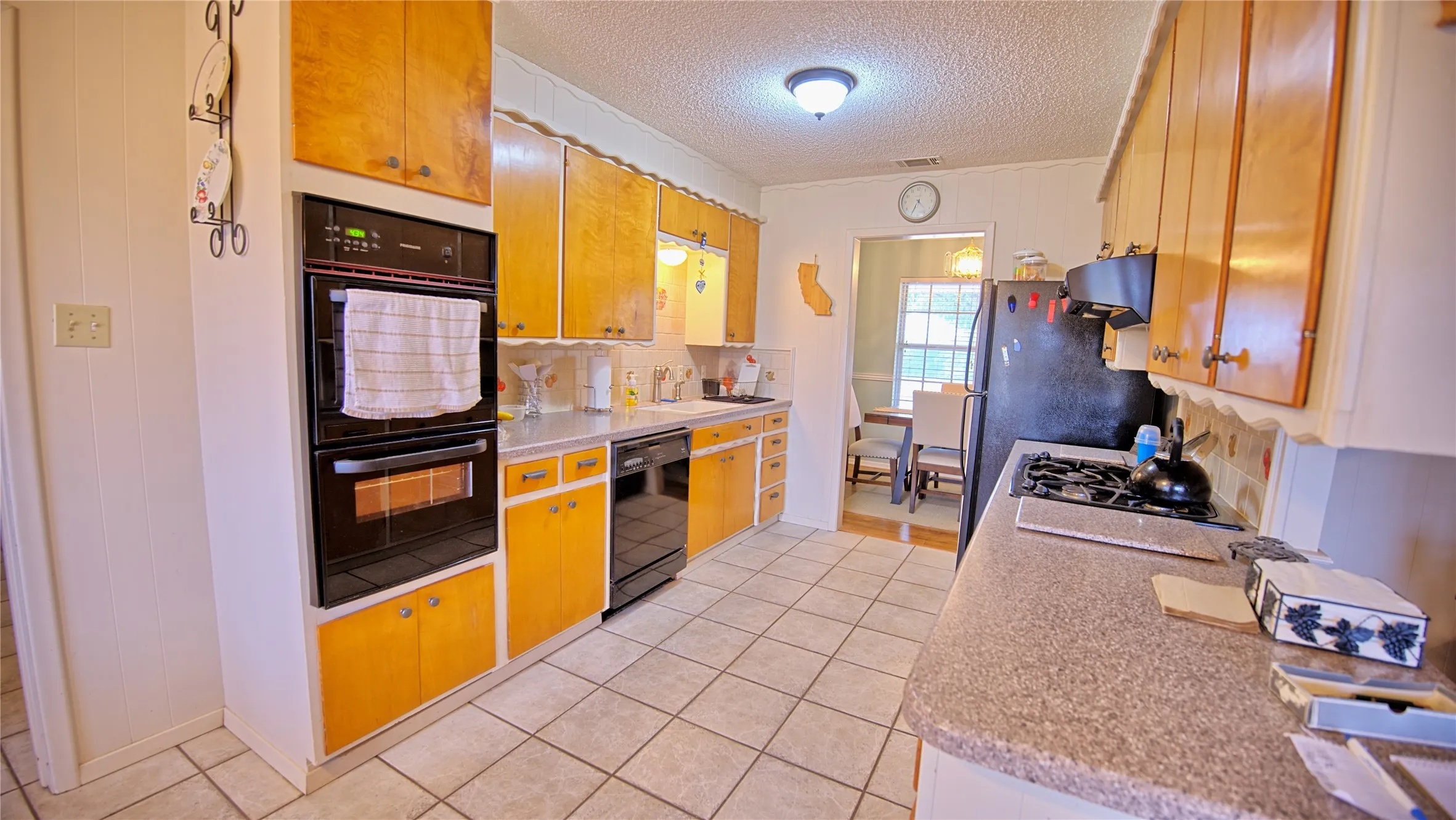 Single Family Residence For Sale in Montague County , 437 Jakes Road, Bowie, Texas 76230, 3 Bedroom, 2 Bathroom, 2 Garage spaces, 1,781 Sqft, built in 1976, mls#21371170, Real Estate Agent in Bowie, Homes For Sale in Montague county, Homes For Sale in Bowie, Realtor in Bowie Texas, Real Estate Brokerage Independent Realty Texas, Luminita Cordes Realtor