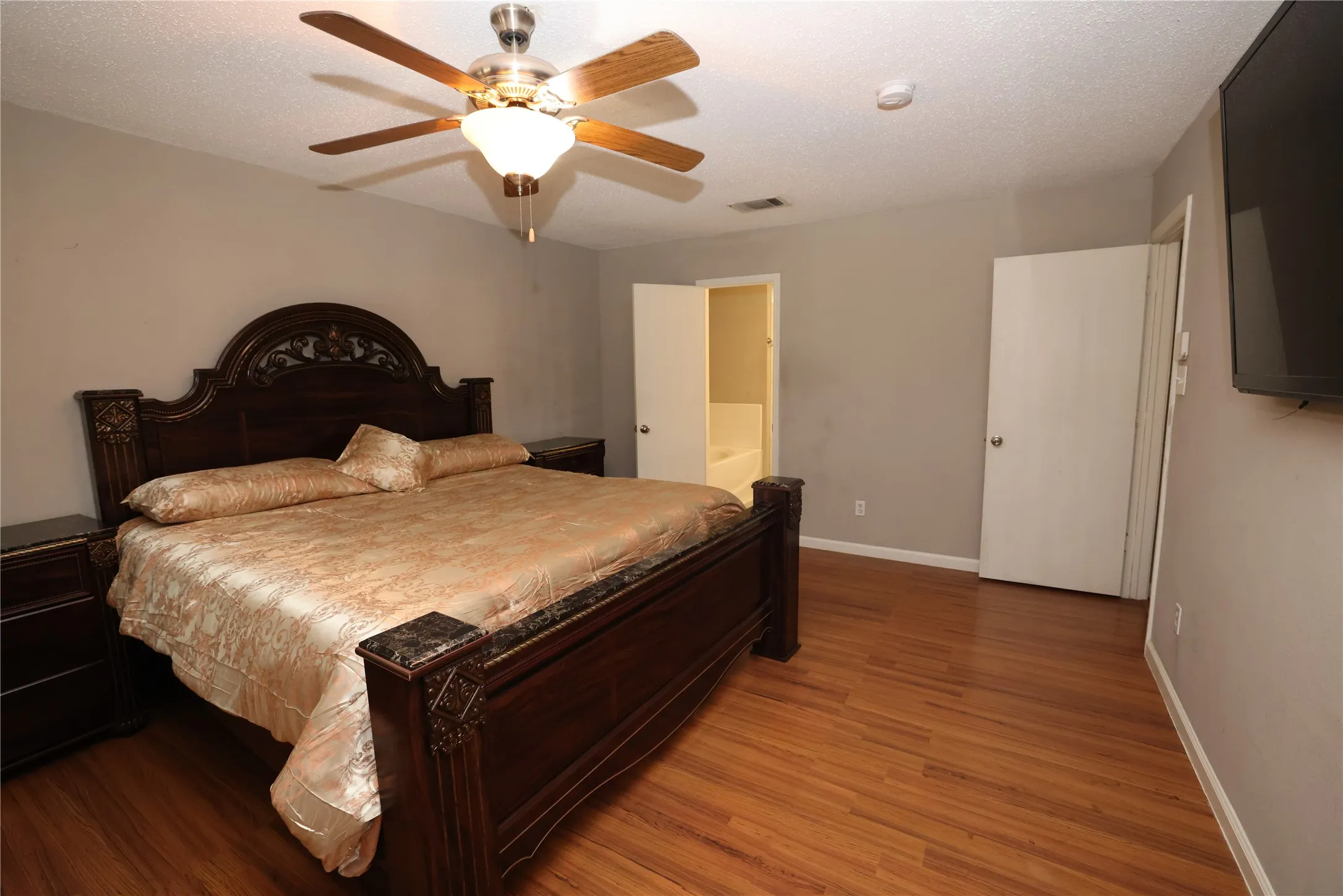 Wood-finish flooring with neutral wall tones