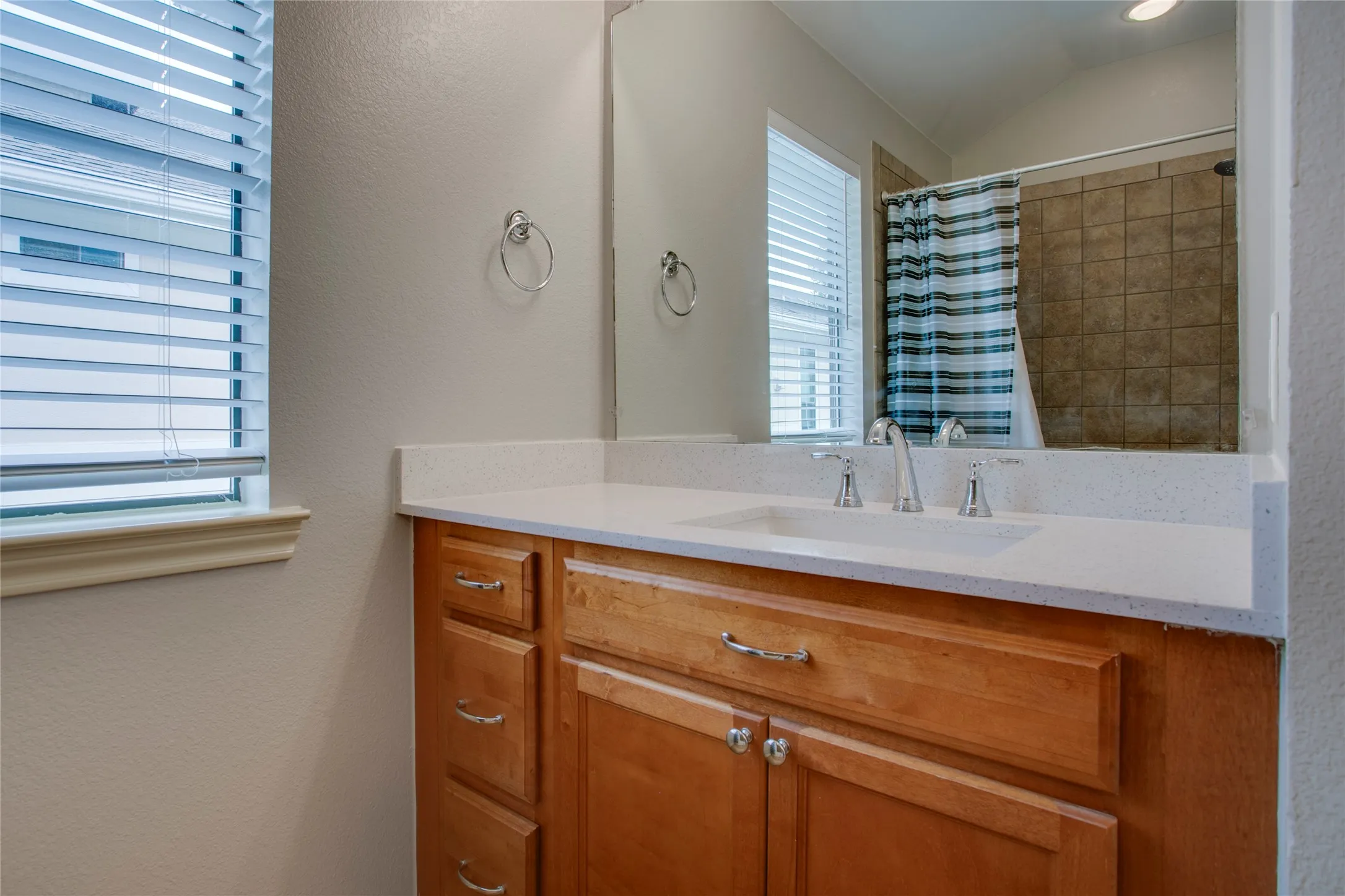 Condominium For Sale in Dallas County , 2415 Stutz Drive C, Dallas, Texas 75235, 2 Bedroom, 3 Bathroom, 2 Garage spaces, 1,556 Sqft, built in 2005, mls#21370318, Real Estate Agent in Dallas, Homes For Sale in Dallas county, Homes For Sale in Dallas, Realtor in Dallas Texas, Real Estate Brokerage Independent Realty Texas, Luminita Cordes Realtor