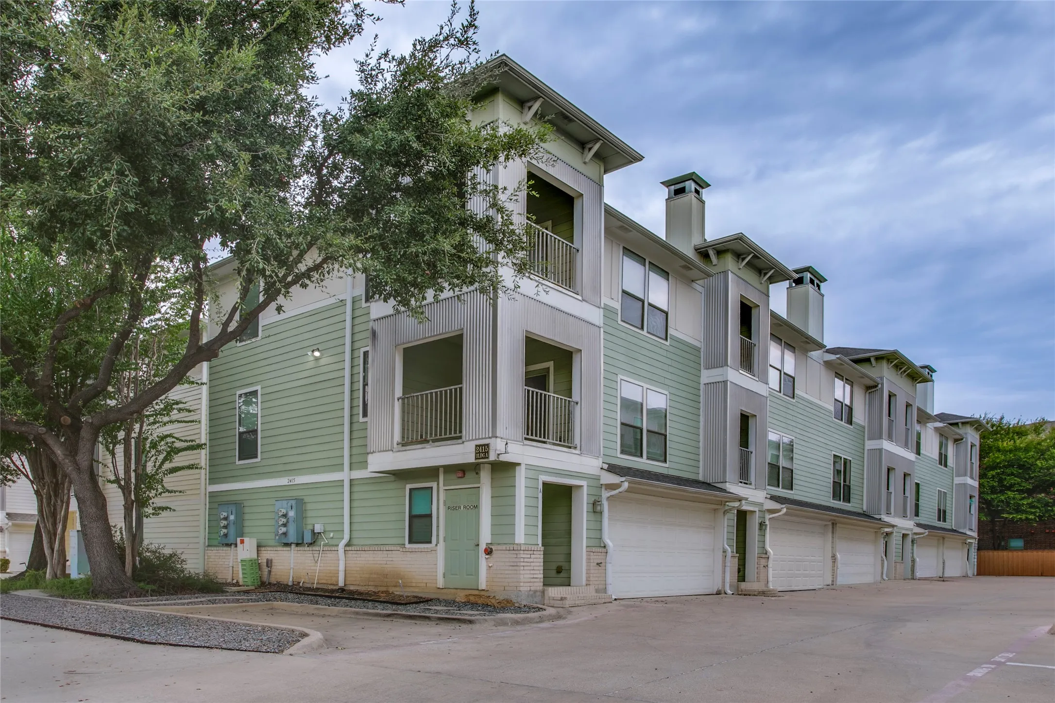 Condominium For Sale in Dallas County , 2415 Stutz Drive C, Dallas, Texas 75235, 2 Bedroom, 3 Bathroom, 2 Garage spaces, 1,556 Sqft, built in 2005, mls#21370318, Real Estate Agent in Dallas, Homes For Sale in Dallas county, Homes For Sale in Dallas, Realtor in Dallas Texas, Real Estate Brokerage Independent Realty Texas, Luminita Cordes Realtor