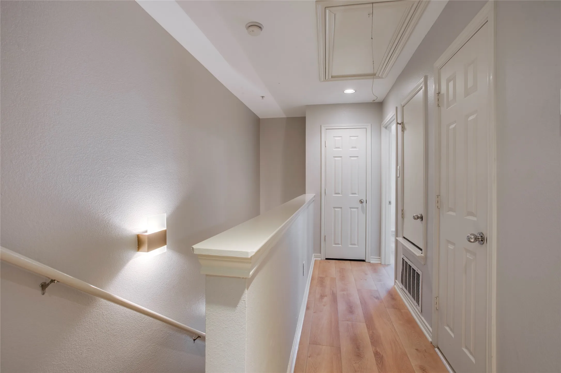 Condominium For Sale in Dallas County , 2415 Stutz Drive C, Dallas, Texas 75235, 2 Bedroom, 3 Bathroom, 2 Garage spaces, 1,556 Sqft, built in 2005, mls#21370318, Real Estate Agent in Dallas, Homes For Sale in Dallas county, Homes For Sale in Dallas, Realtor in Dallas Texas, Real Estate Brokerage Independent Realty Texas, Luminita Cordes Realtor