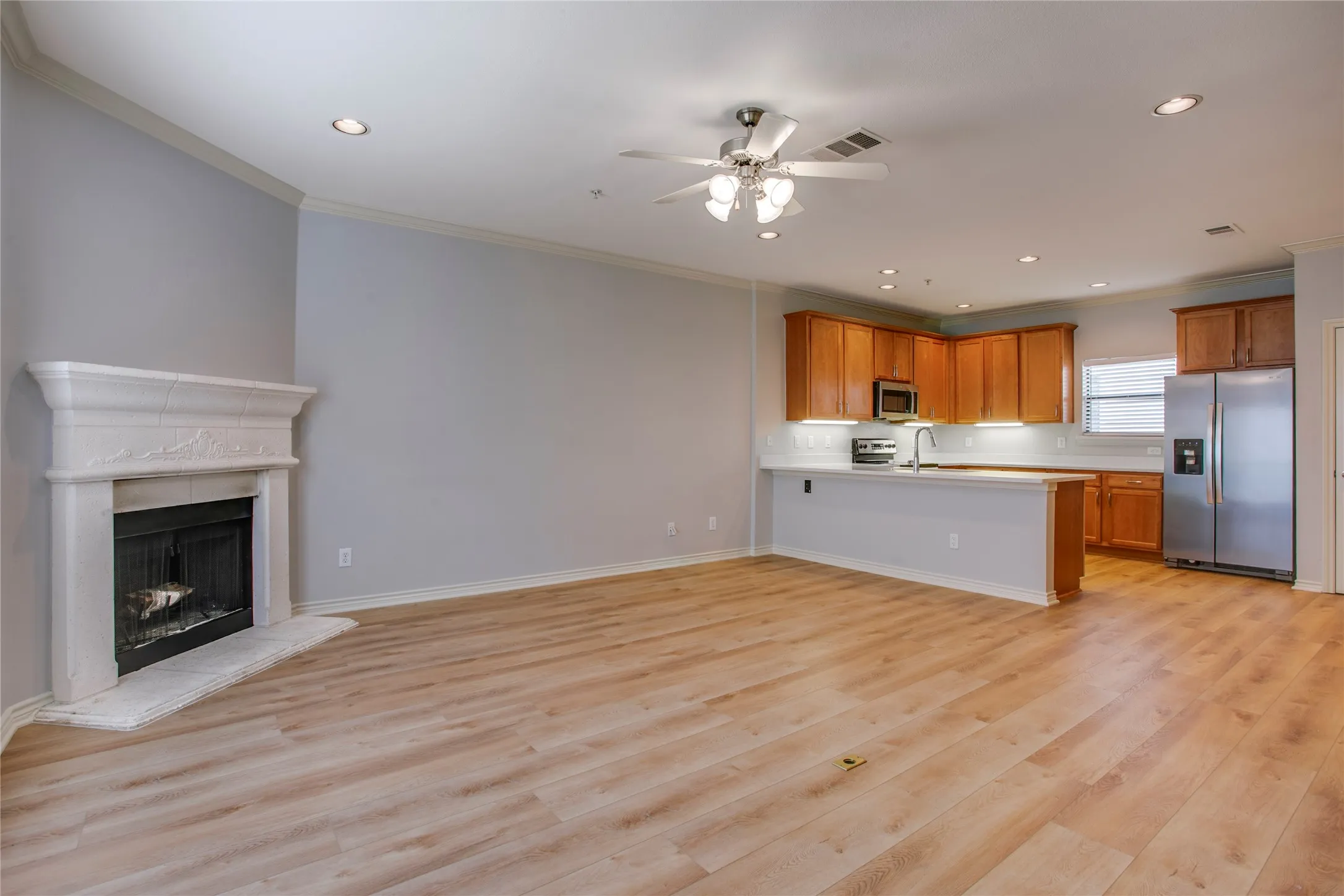 Condominium For Sale in Dallas County , 2415 Stutz Drive C, Dallas, Texas 75235, 2 Bedroom, 3 Bathroom, 2 Garage spaces, 1,556 Sqft, built in 2005, mls#21370318, Real Estate Agent in Dallas, Homes For Sale in Dallas county, Homes For Sale in Dallas, Realtor in Dallas Texas, Real Estate Brokerage Independent Realty Texas, Luminita Cordes Realtor