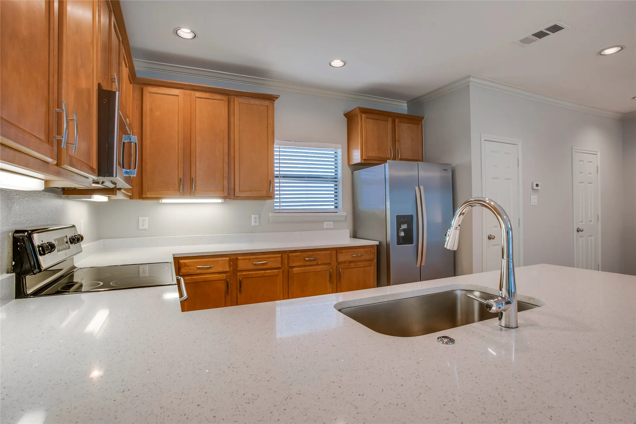 Condominium For Sale in Dallas County , 2415 Stutz Drive C, Dallas, Texas 75235, 2 Bedroom, 3 Bathroom, 2 Garage spaces, 1,556 Sqft, built in 2005, mls#21370318, Real Estate Agent in Dallas, Homes For Sale in Dallas county, Homes For Sale in Dallas, Realtor in Dallas Texas, Real Estate Brokerage Independent Realty Texas, Luminita Cordes Realtor