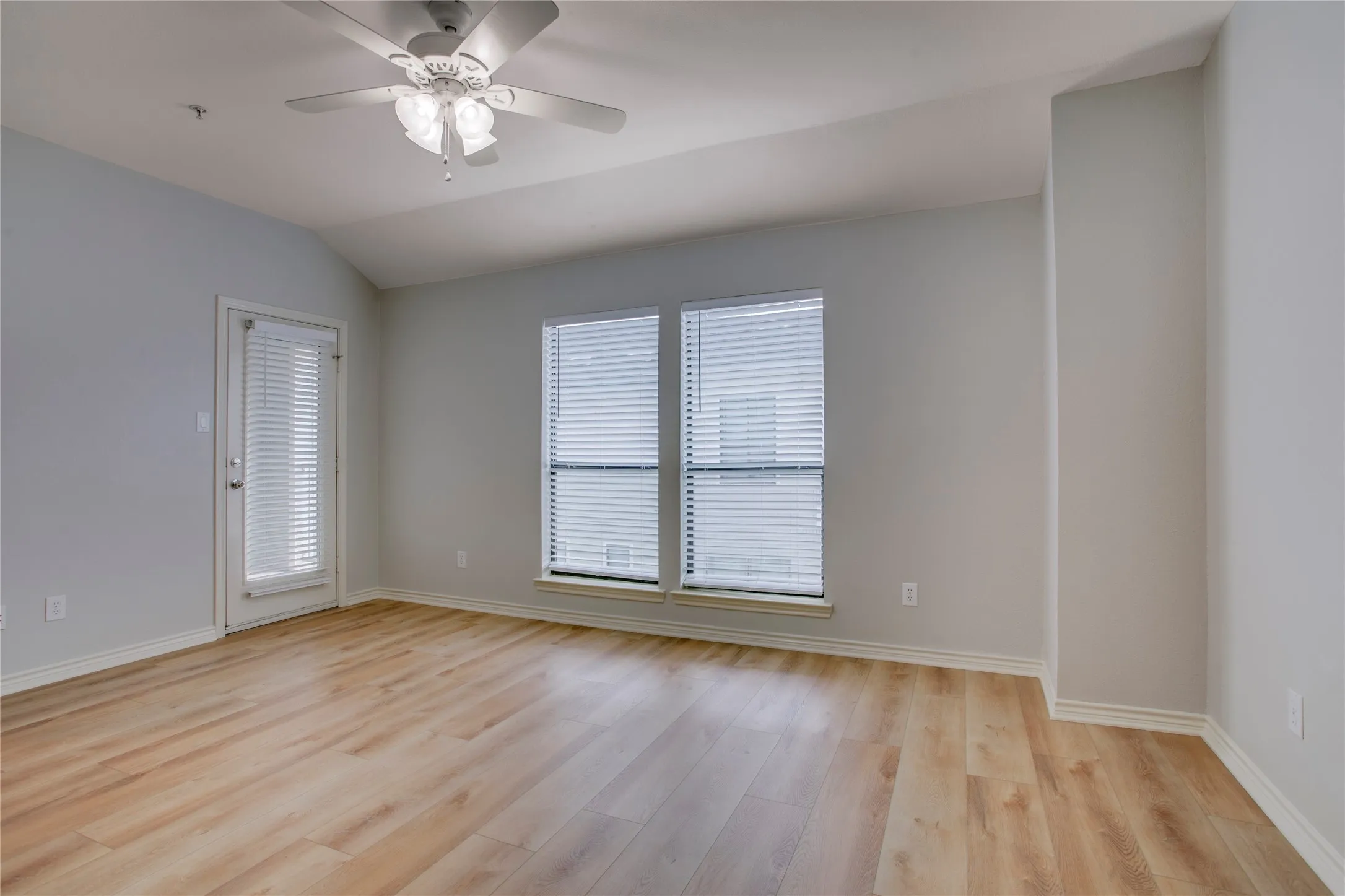 Condominium For Sale in Dallas County , 2415 Stutz Drive C, Dallas, Texas 75235, 2 Bedroom, 3 Bathroom, 2 Garage spaces, 1,556 Sqft, built in 2005, mls#21370318, Real Estate Agent in Dallas, Homes For Sale in Dallas county, Homes For Sale in Dallas, Realtor in Dallas Texas, Real Estate Brokerage Independent Realty Texas, Luminita Cordes Realtor