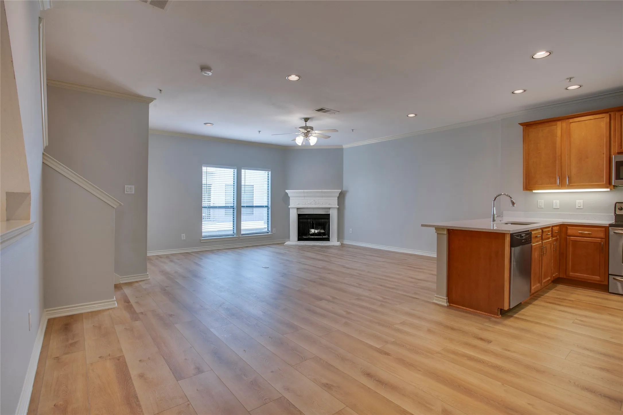 Condominium For Sale in Dallas County , 2415 Stutz Drive C, Dallas, Texas 75235, 2 Bedroom, 3 Bathroom, 2 Garage spaces, 1,556 Sqft, built in 2005, mls#21370318, Real Estate Agent in Dallas, Homes For Sale in Dallas county, Homes For Sale in Dallas, Realtor in Dallas Texas, Real Estate Brokerage Independent Realty Texas, Luminita Cordes Realtor