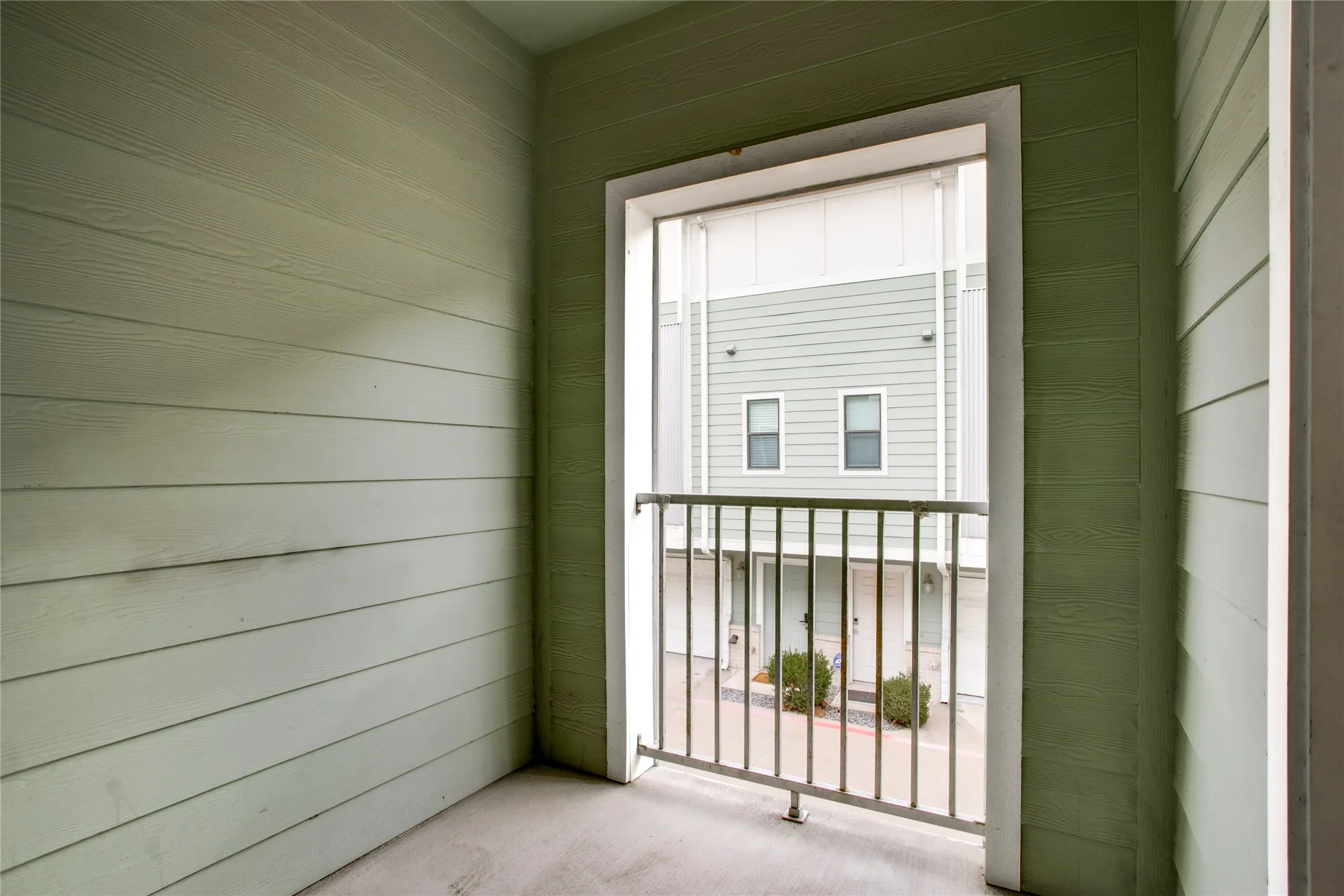 Condominium For Sale in Dallas County , 2415 Stutz Drive C, Dallas, Texas 75235, 2 Bedroom, 3 Bathroom, 2 Garage spaces, 1,556 Sqft, built in 2005, mls#21370318, Real Estate Agent in Dallas, Homes For Sale in Dallas county, Homes For Sale in Dallas, Realtor in Dallas Texas, Real Estate Brokerage Independent Realty Texas, Luminita Cordes Realtor