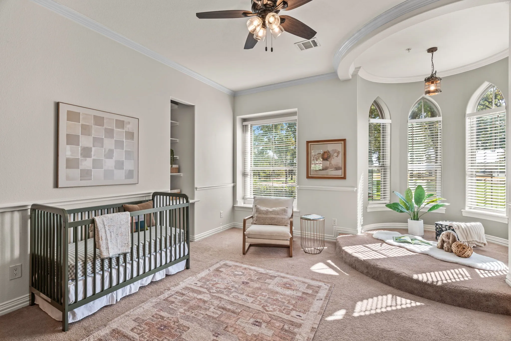 Tray ceiling with crown molding and ceiling fan