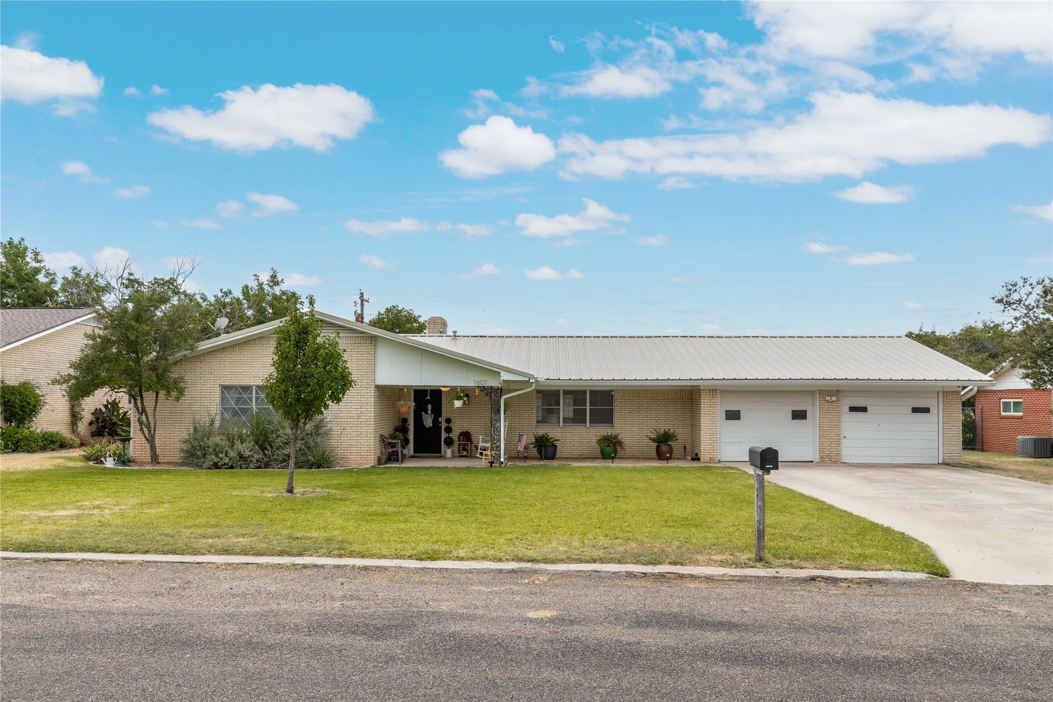 Single Family Residence For Sale in Mills County , 1607 Earl Street, Goldthwaite, Texas 76844, 3 Bedroom, 2 Bathroom, 2 Garage spaces, 1,870 Sqft, built in 1974, mls#21370895, Real Estate Agent in Goldthwaite, Homes For Sale in Mills county, Homes For Sale in Goldthwaite, Realtor in Goldthwaite Texas, Real Estate Brokerage Independent Realty Texas, Luminita Cordes Realtor