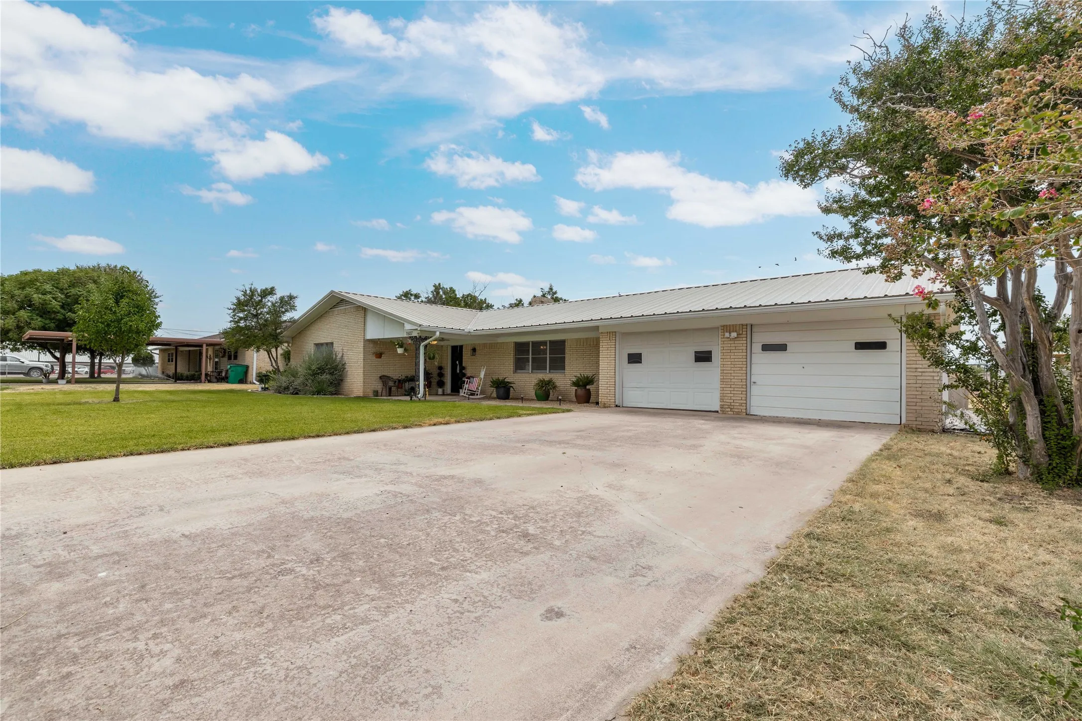 Single Family Residence For Sale in Mills County , 1607 Earl Street, Goldthwaite, Texas 76844, 3 Bedroom, 2 Bathroom, 2 Garage spaces, 1,870 Sqft, built in 1974, mls#21370895, Real Estate Agent in Goldthwaite, Homes For Sale in Mills county, Homes For Sale in Goldthwaite, Realtor in Goldthwaite Texas, Real Estate Brokerage Independent Realty Texas, Luminita Cordes Realtor