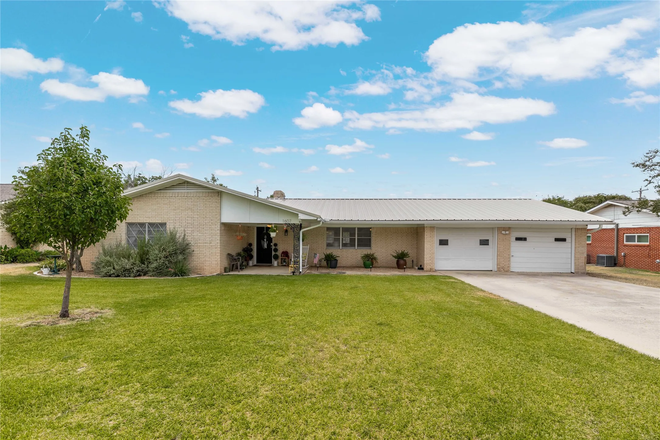 Single Family Residence For Sale in Mills County , 1607 Earl Street, Goldthwaite, Texas 76844, 3 Bedroom, 2 Bathroom, 2 Garage spaces, 1,870 Sqft, built in 1974, mls#21370895, Real Estate Agent in Goldthwaite, Homes For Sale in Mills county, Homes For Sale in Goldthwaite, Realtor in Goldthwaite Texas, Real Estate Brokerage Independent Realty Texas, Luminita Cordes Realtor