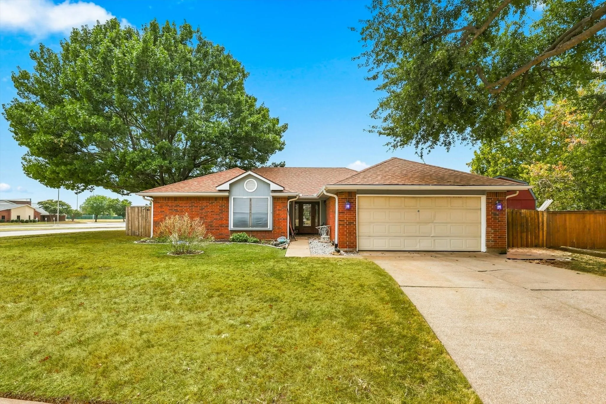 Single Family Residence For Sale in Denton County , 2714 Skyview Drive, Corinth, Texas 76210, 3 Bedroom, 2 Bathroom, 2 Garage spaces, 1,515 Sqft, built in 1986, mls#21370526, Real Estate Agent in Corinth, Homes For Sale in Denton county, Homes For Sale in Corinth, Realtor in Corinth Texas, Real Estate Brokerage Independent Realty Texas, Luminita Cordes Realtor