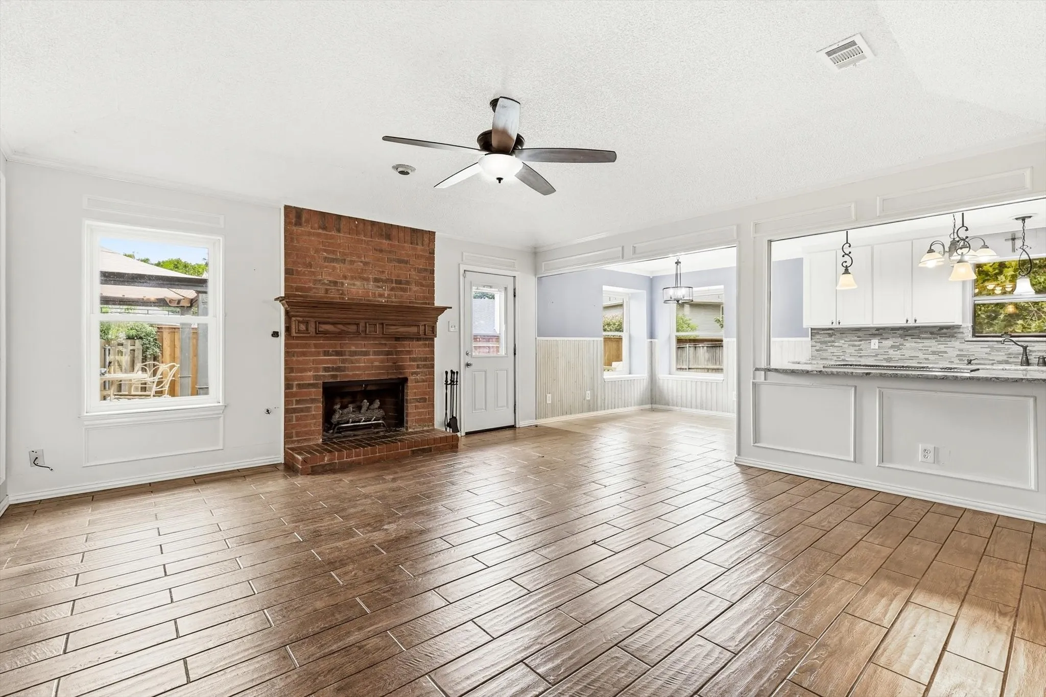 Single Family Residence For Sale in Denton County , 2714 Skyview Drive, Corinth, Texas 76210, 3 Bedroom, 2 Bathroom, 2 Garage spaces, 1,515 Sqft, built in 1986, mls#21370526, Real Estate Agent in Corinth, Homes For Sale in Denton county, Homes For Sale in Corinth, Realtor in Corinth Texas, Real Estate Brokerage Independent Realty Texas, Luminita Cordes Realtor