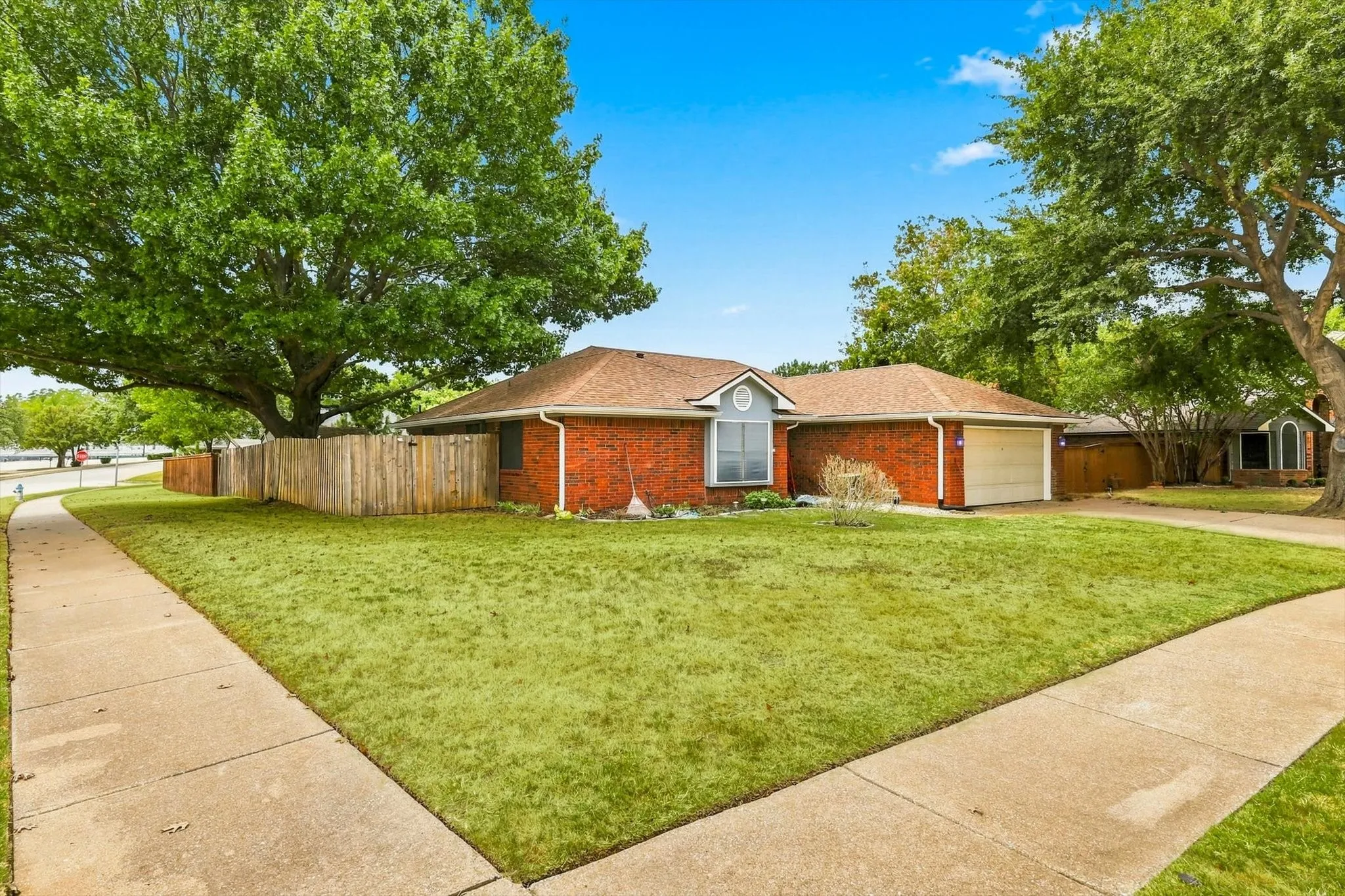 Single Family Residence For Sale in Denton County , 2714 Skyview Drive, Corinth, Texas 76210, 3 Bedroom, 2 Bathroom, 2 Garage spaces, 1,515 Sqft, built in 1986, mls#21370526, Real Estate Agent in Corinth, Homes For Sale in Denton county, Homes For Sale in Corinth, Realtor in Corinth Texas, Real Estate Brokerage Independent Realty Texas, Luminita Cordes Realtor