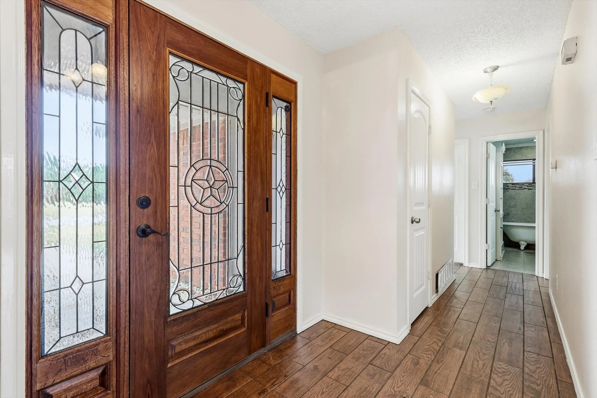 Single Family Residence For Sale in Denton County , 2714 Skyview Drive, Corinth, Texas 76210, 3 Bedroom, 2 Bathroom, 2 Garage spaces, 1,515 Sqft, built in 1986, mls#21370526, Real Estate Agent in Corinth, Homes For Sale in Denton county, Homes For Sale in Corinth, Realtor in Corinth Texas, Real Estate Brokerage Independent Realty Texas, Luminita Cordes Realtor