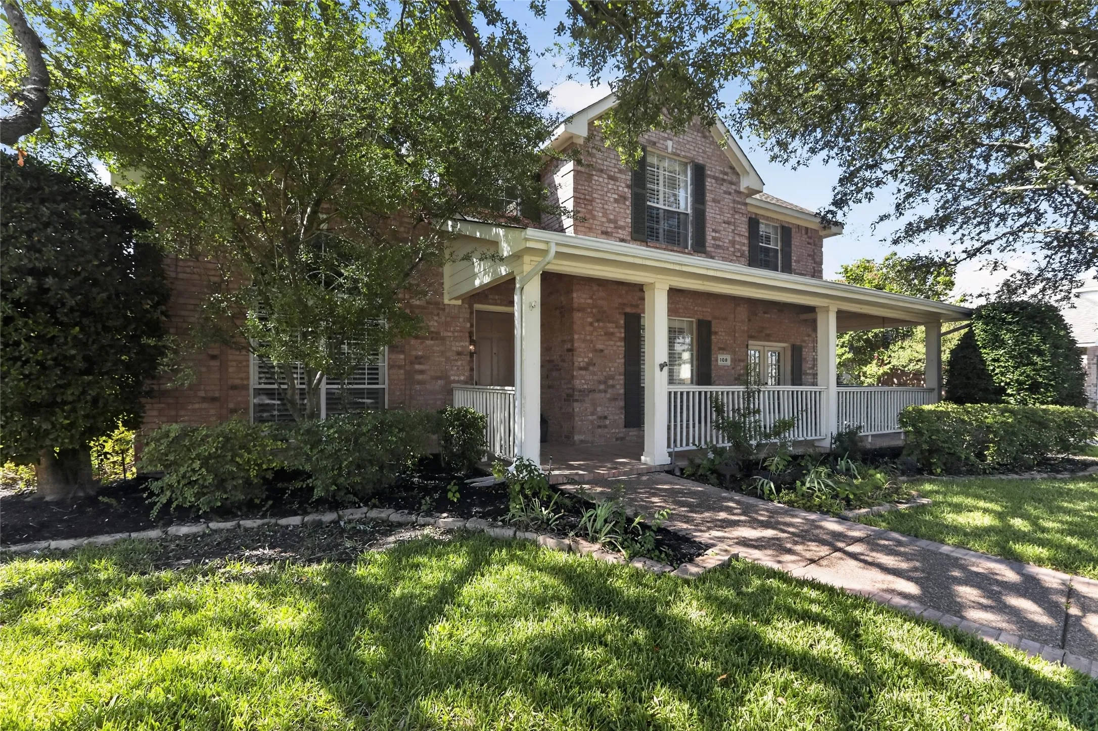 Single Family Residence For Sale in Collin County , 108 Windsor Drive, Murphy, Texas 75094, 4 Bedroom, 3 Bathroom, 2 Garage spaces, 3,103 Sqft, built in 1999, mls#21370519, Real Estate Agent in Murphy, Homes For Sale in Collin county, Homes For Sale in Murphy, Realtor in Murphy Texas, Real Estate Brokerage Independent Realty Texas, Luminita Cordes Realtor