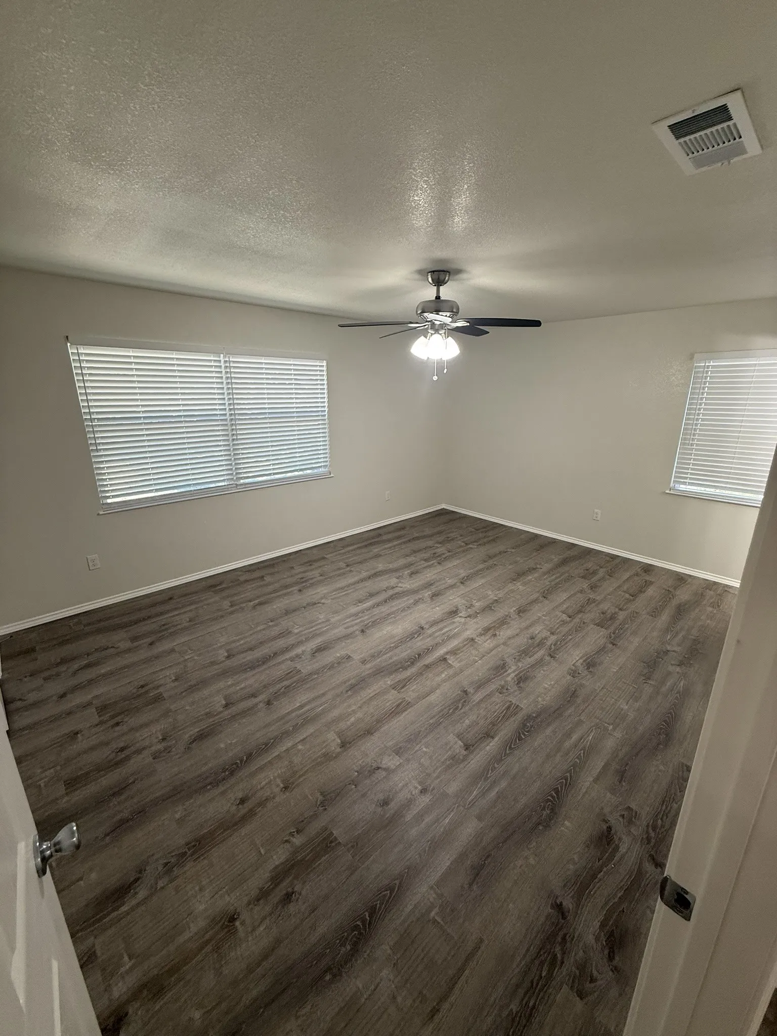 Single Family Residence For Sale in Ellis County , 104 Indian Court, Waxahachie, Texas 75165, 4 Bedroom, 2 Bathroom, Garage spaces, 2,290 Sqft, built in 1970, mls#21371282, Real Estate Agent in Waxahachie, Homes For Sale in Ellis county, Homes For Sale in Waxahachie, Realtor in Waxahachie Texas, Real Estate Brokerage Independent Realty Texas, Luminita Cordes Realtor