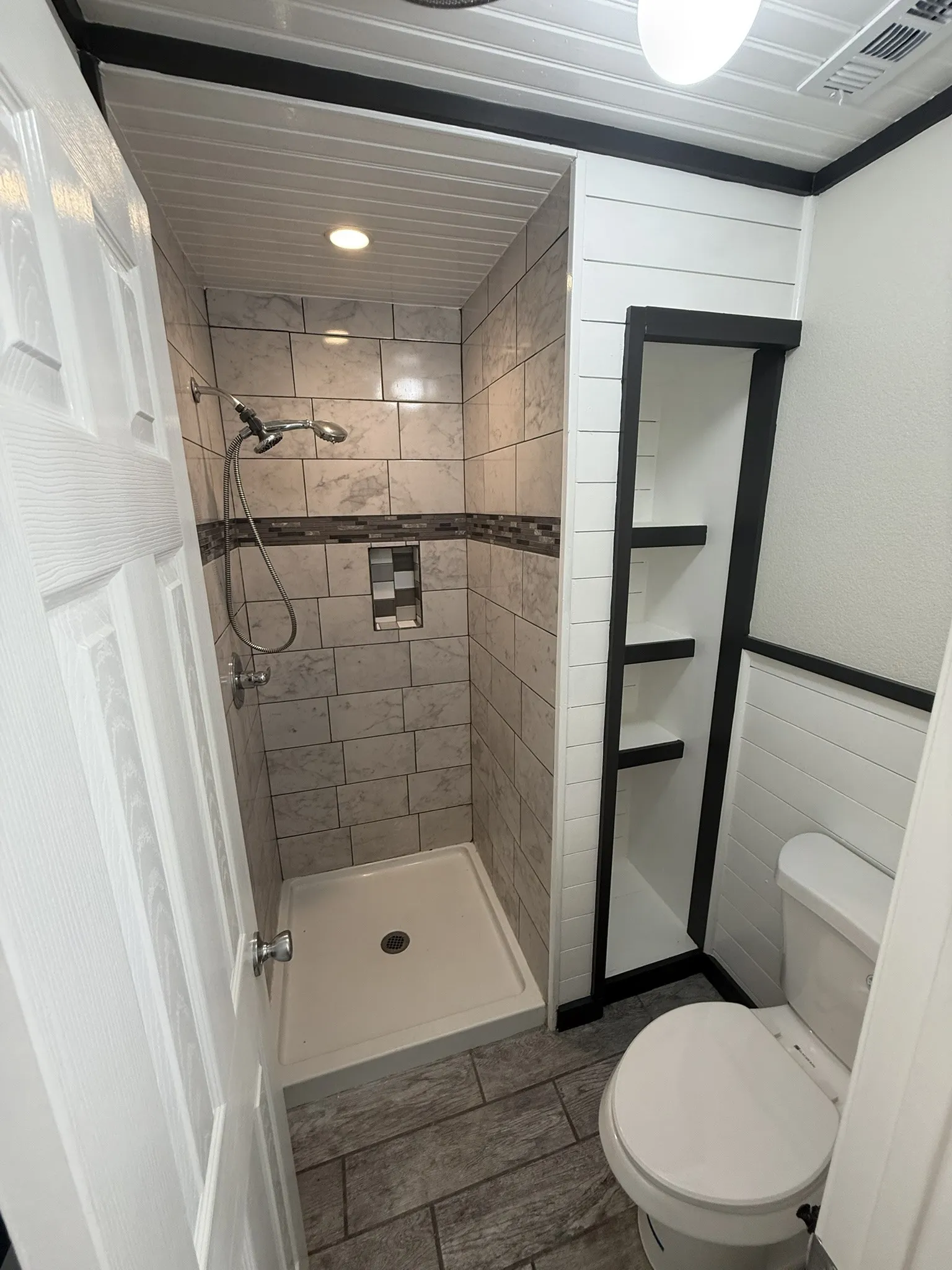 Single Family Residence For Sale in Ellis County , 104 Indian Court, Waxahachie, Texas 75165, 4 Bedroom, 2 Bathroom, Garage spaces, 2,290 Sqft, built in 1970, mls#21371282, Real Estate Agent in Waxahachie, Homes For Sale in Ellis county, Homes For Sale in Waxahachie, Realtor in Waxahachie Texas, Real Estate Brokerage Independent Realty Texas, Luminita Cordes Realtor
