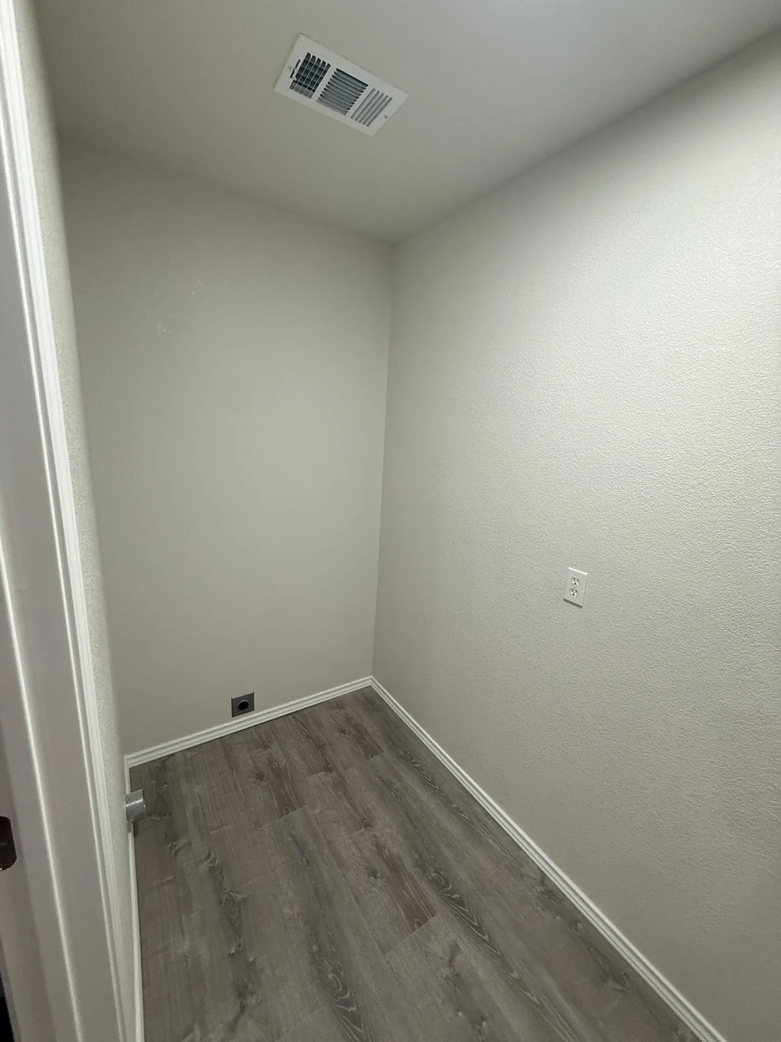 Single Family Residence For Sale in Ellis County , 104 Indian Court, Waxahachie, Texas 75165, 4 Bedroom, 2 Bathroom, Garage spaces, 2,290 Sqft, built in 1970, mls#21371282, Real Estate Agent in Waxahachie, Homes For Sale in Ellis county, Homes For Sale in Waxahachie, Realtor in Waxahachie Texas, Real Estate Brokerage Independent Realty Texas, Luminita Cordes Realtor