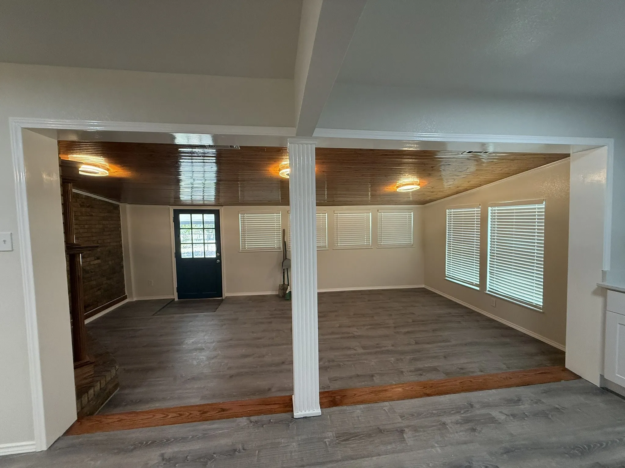 Single Family Residence For Sale in Ellis County , 104 Indian Court, Waxahachie, Texas 75165, 4 Bedroom, 2 Bathroom, Garage spaces, 2,290 Sqft, built in 1970, mls#21371282, Real Estate Agent in Waxahachie, Homes For Sale in Ellis county, Homes For Sale in Waxahachie, Realtor in Waxahachie Texas, Real Estate Brokerage Independent Realty Texas, Luminita Cordes Realtor